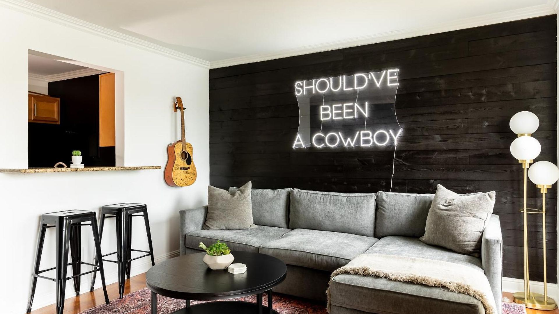 Walk To Downtown Broadway With Pool, Parking And Patio Apartment Nashville