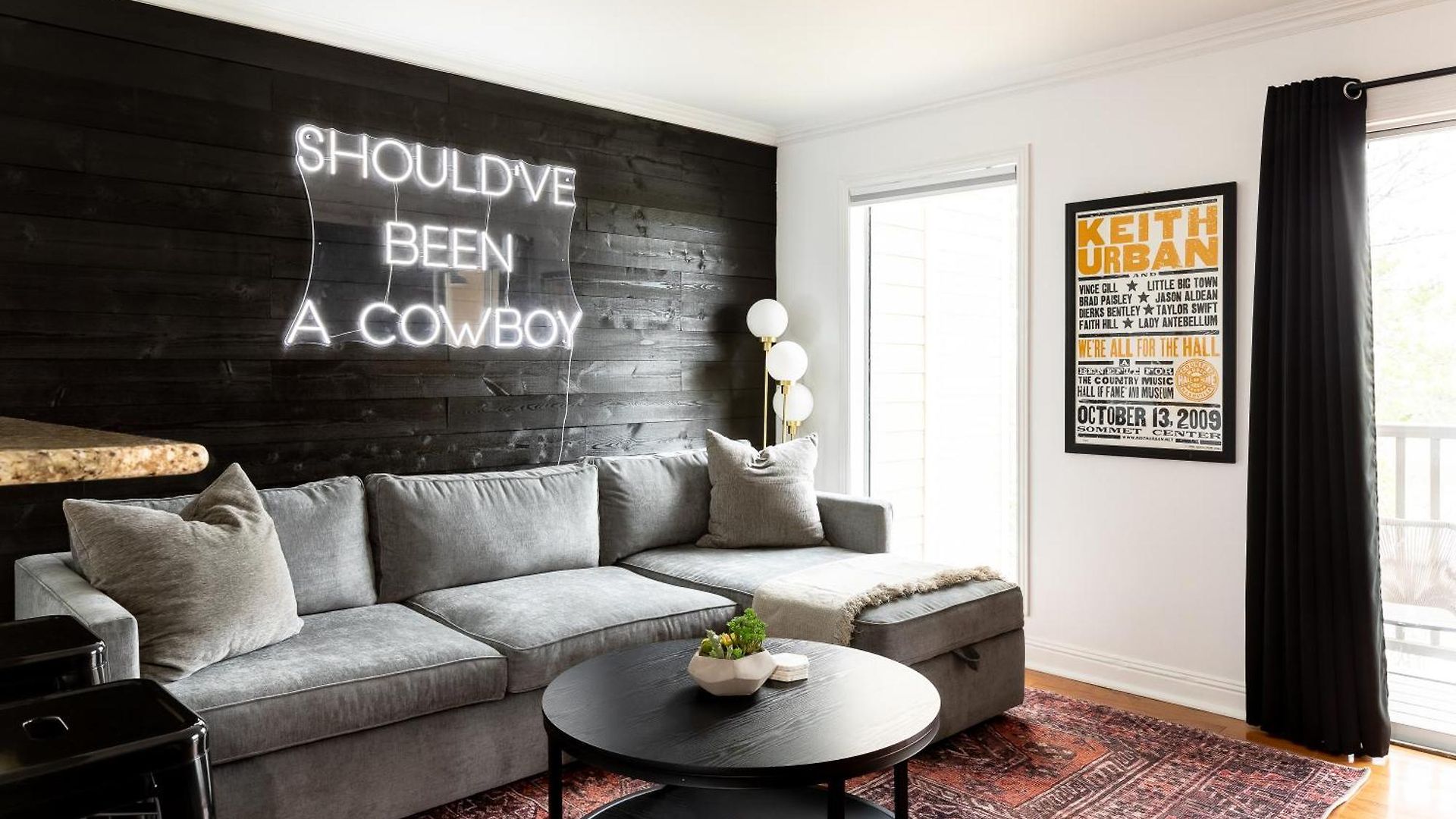 Walk To Downtown Broadway With Pool, Parking And Patio