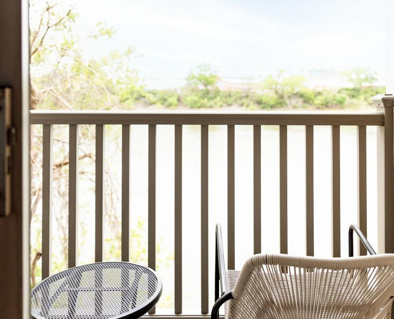 Walk To Downtown Broadway With Pool, Parking And Patio Apartment Nashville