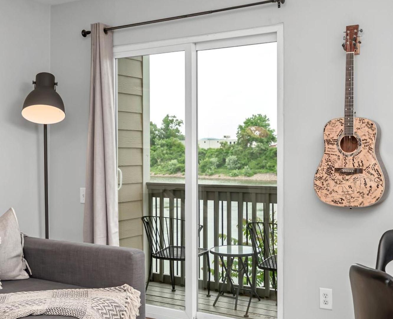 Oasis Walk To Broadway With Pool, Parking, Gym And Patio Nashville