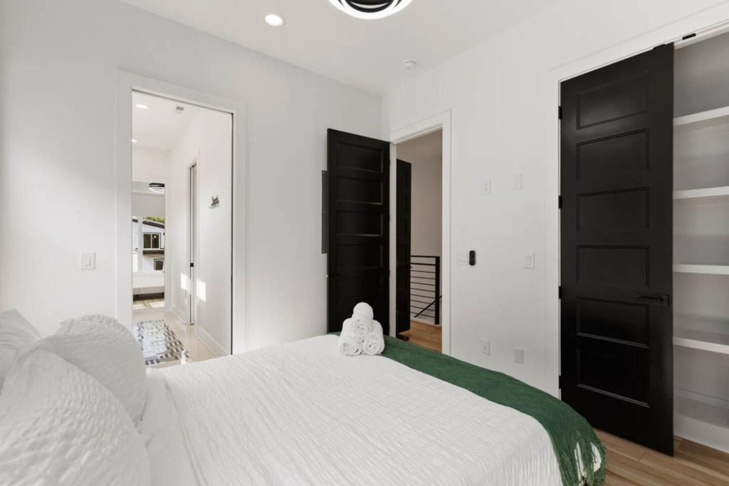Luxurious 4bd Sleeps 12 Minutes To Downtown With Parking Holiday home
