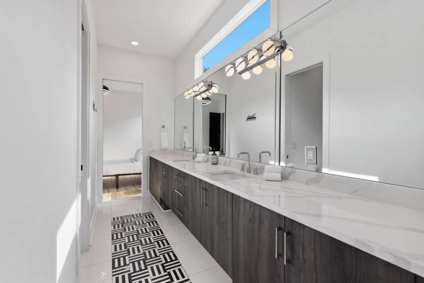 Luxurious 4bd Sleeps 12 Minutes To Downtown With Parking Holiday home