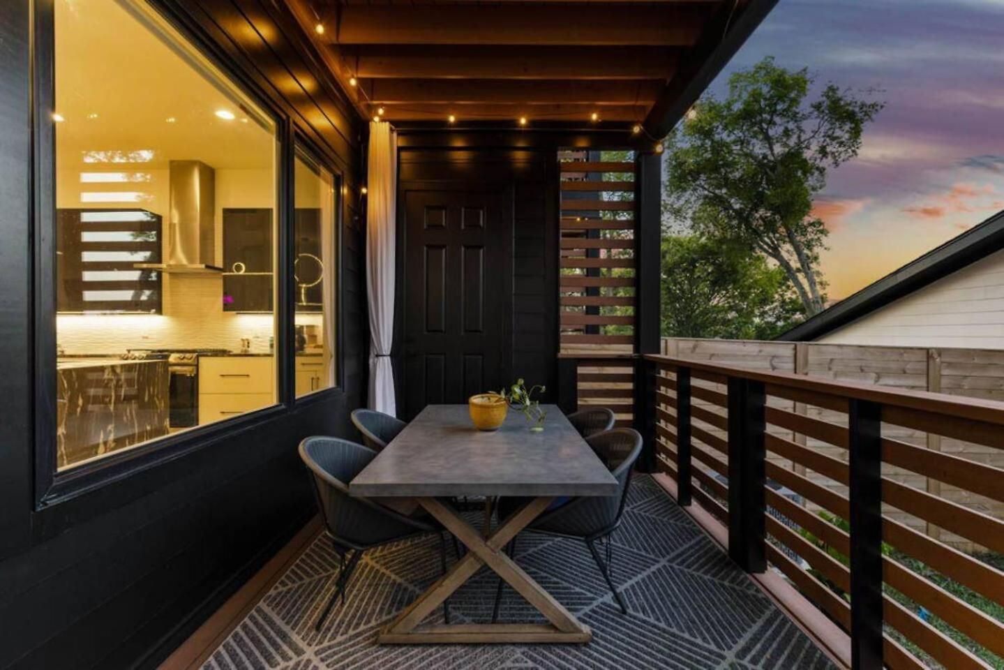 Luxurious 4bd Sleeps 12 Minutes To Downtown With Parking Holiday home *