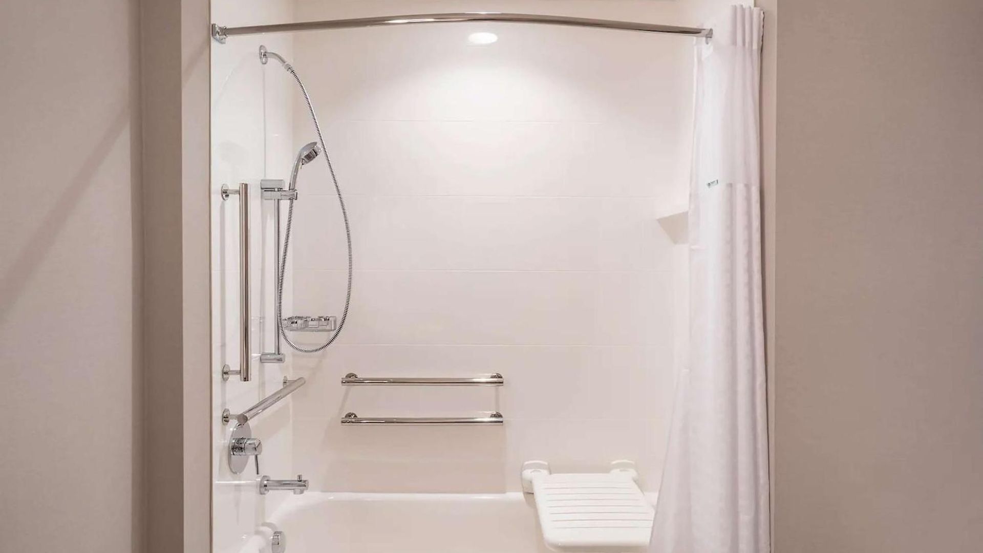 Hampton By Hilton Airport Century Place