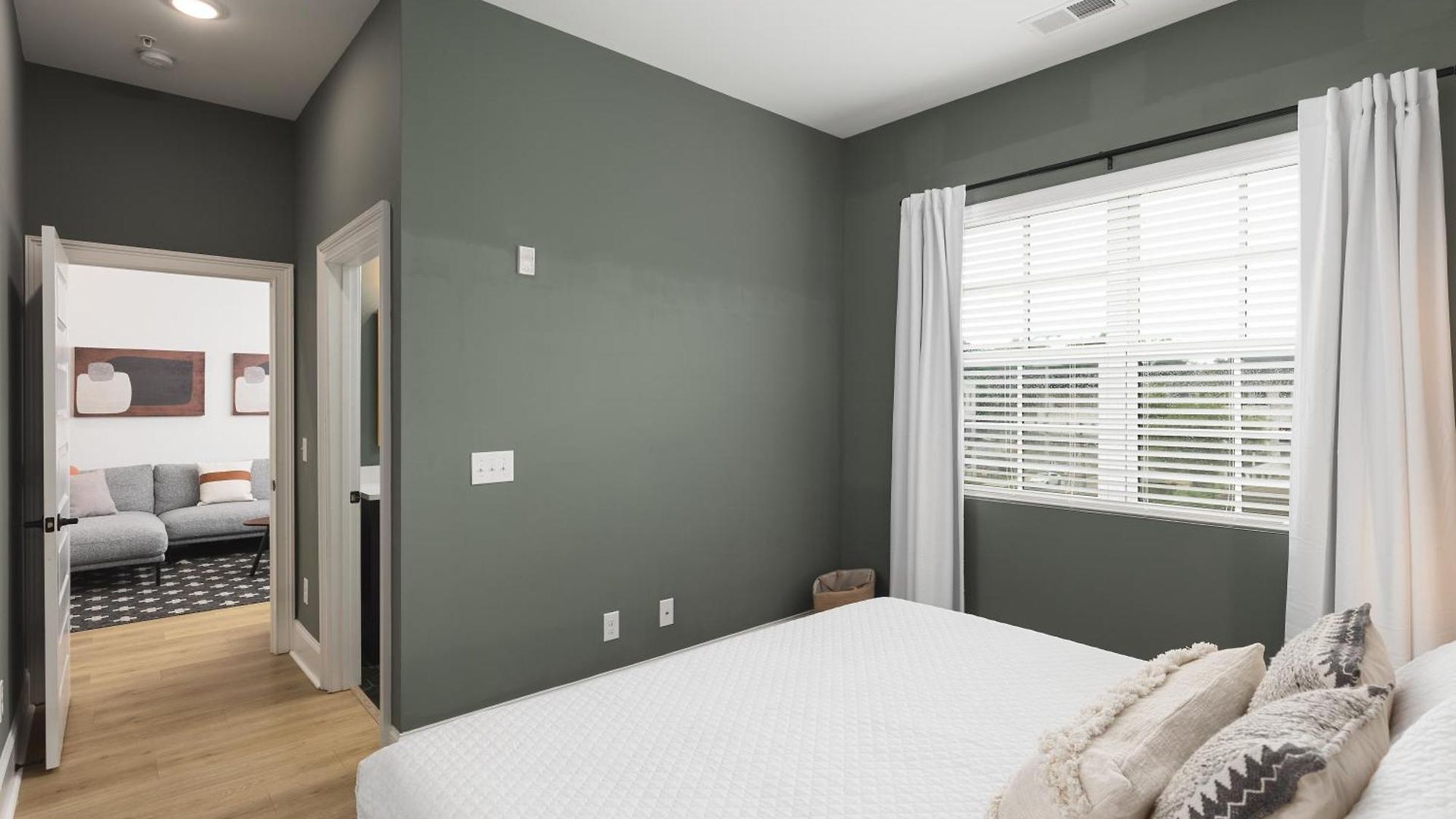 Chic And Cozy Designer 3 Miles To Downtown Apartment *