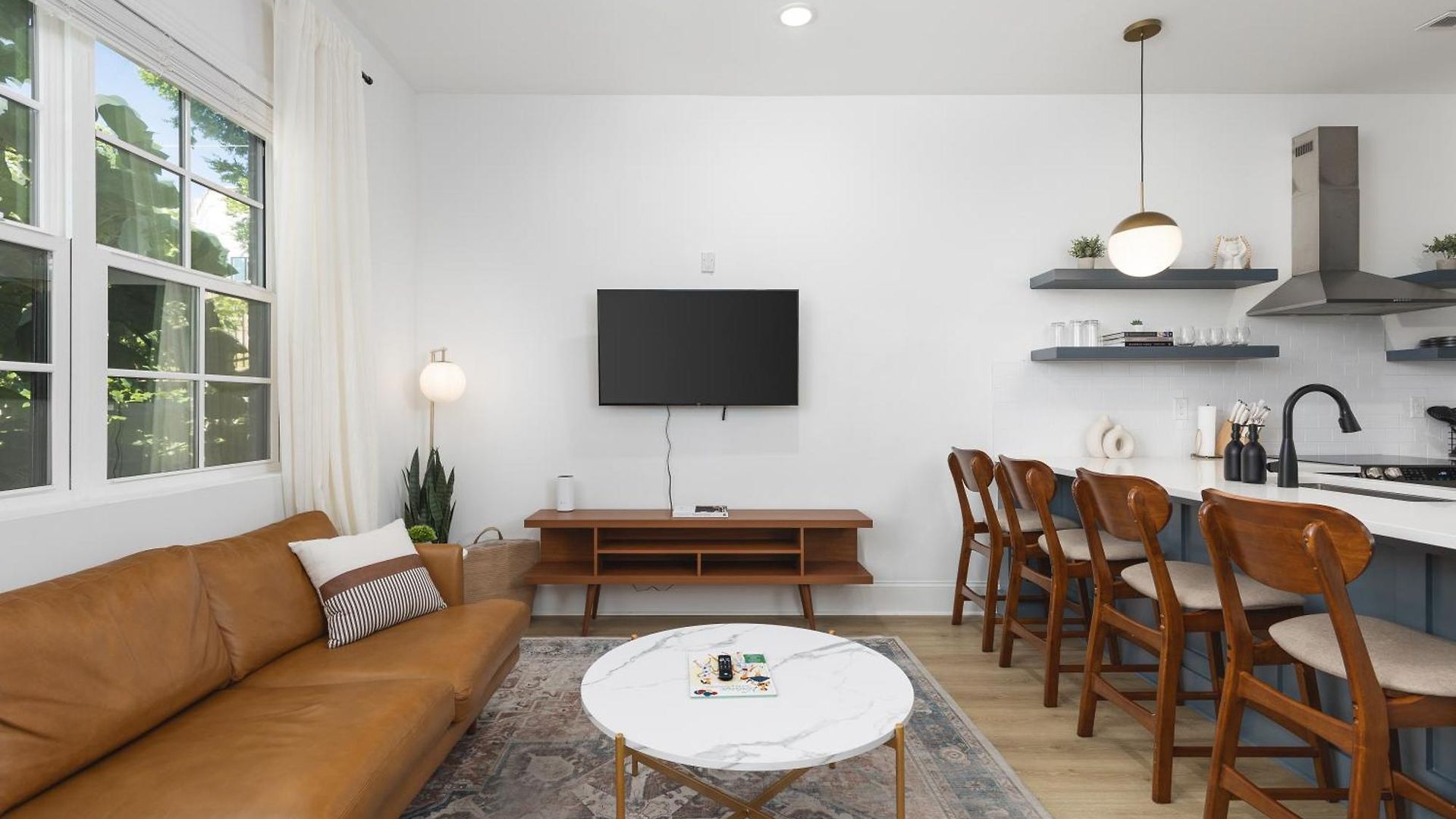 Apartment Chic East With Free Parking 3 Mi To Broadway