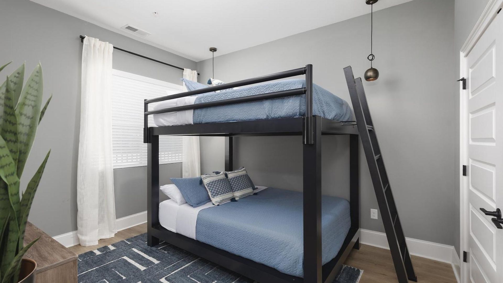 Apartment Chic East With Free Parking 3 Mi To Broadway