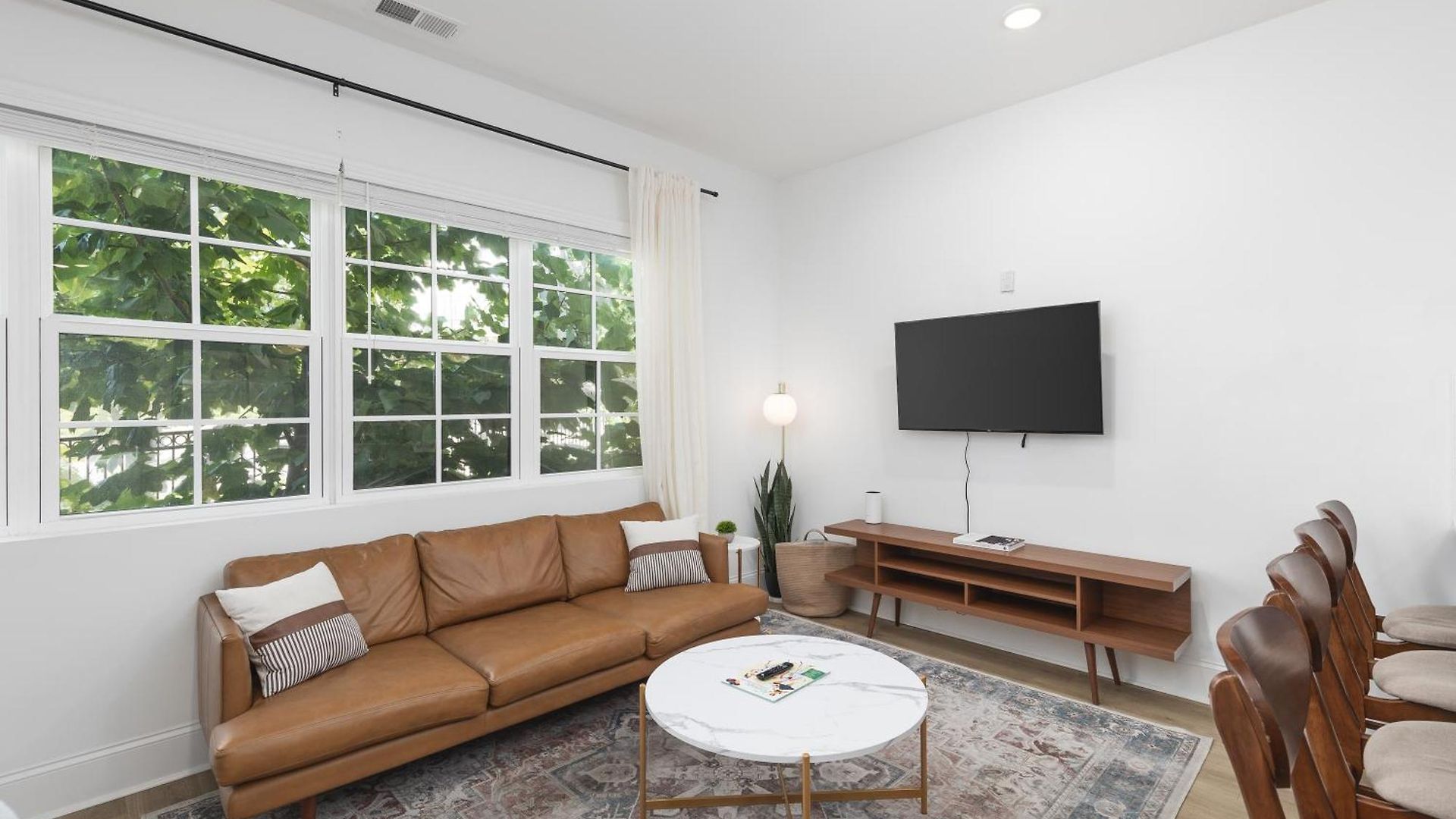 Apartment Chic East With Free Parking 3 Mi To Broadway