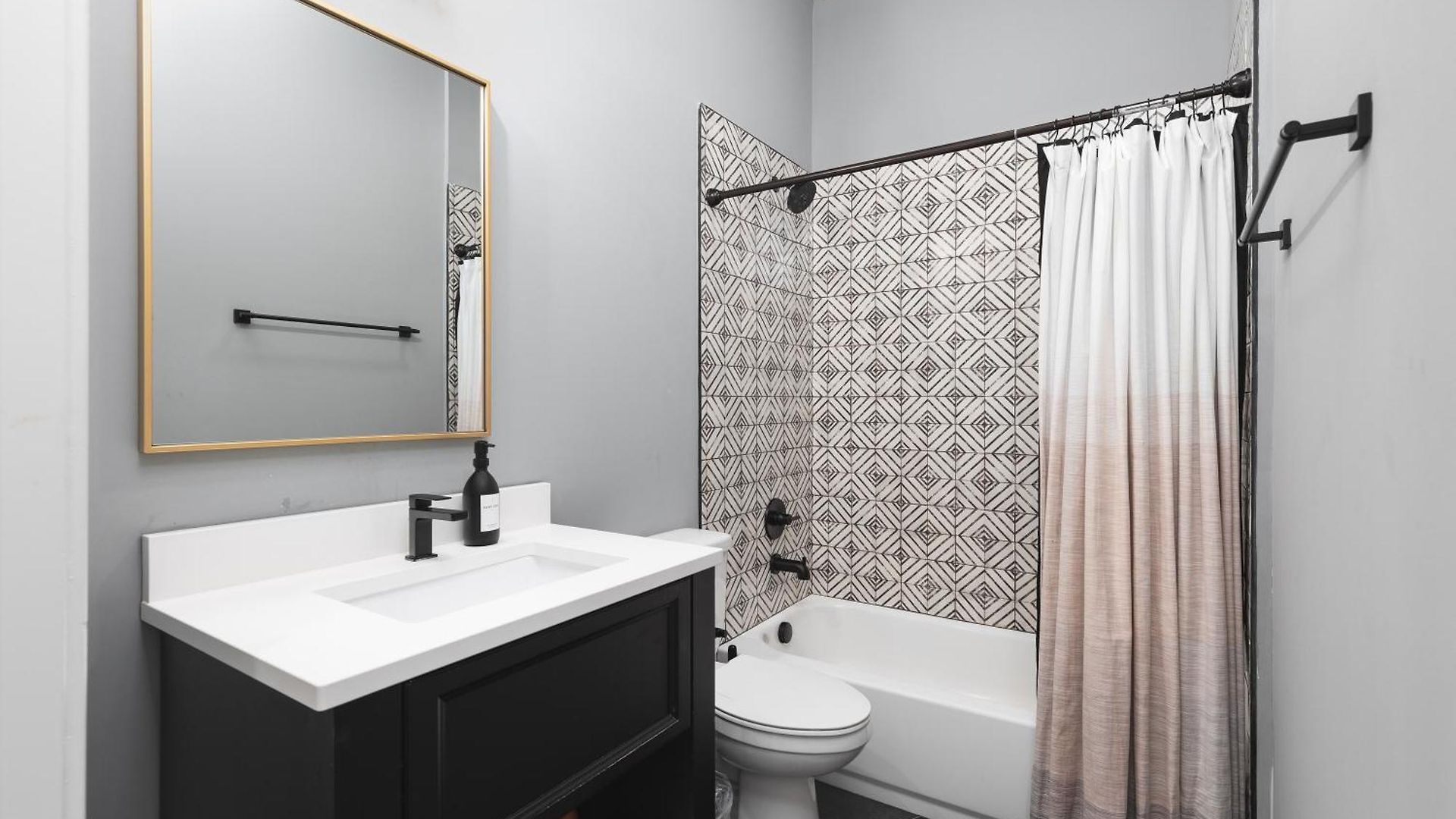 Apartment Near Downtown Broadway & Stadium With Free Parking *