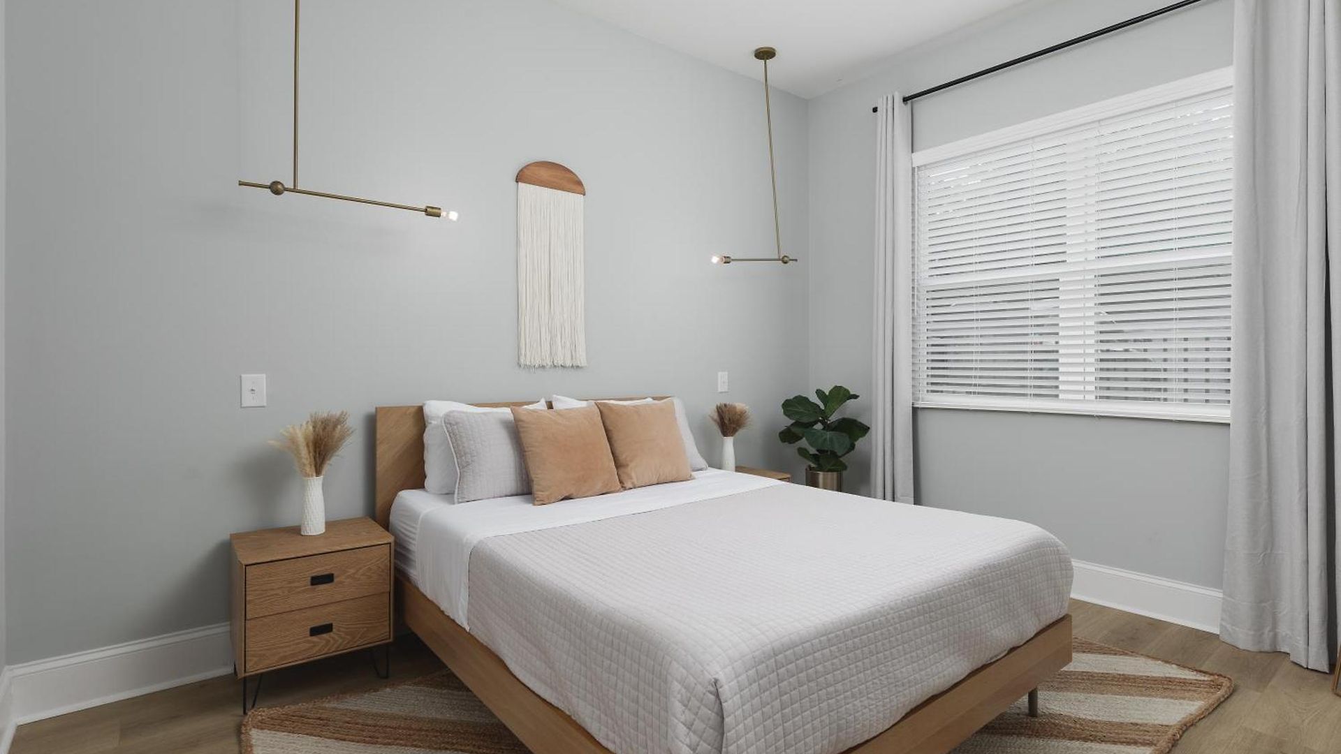 Luxury Design Condo, Close To Downtown Broadway & Coffee *