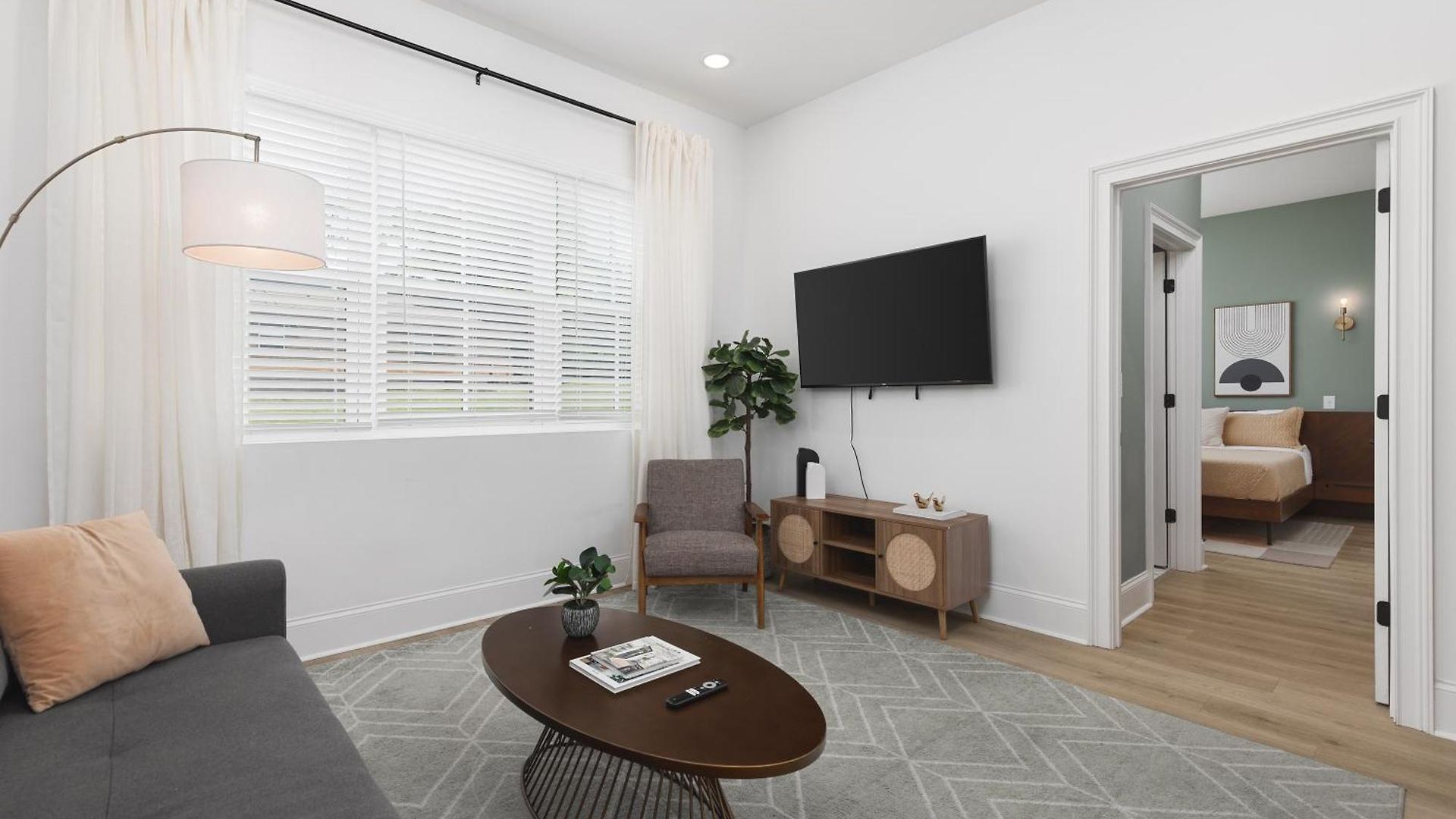Luxury Design Condo, Close To Downtown Broadway & Coffee *