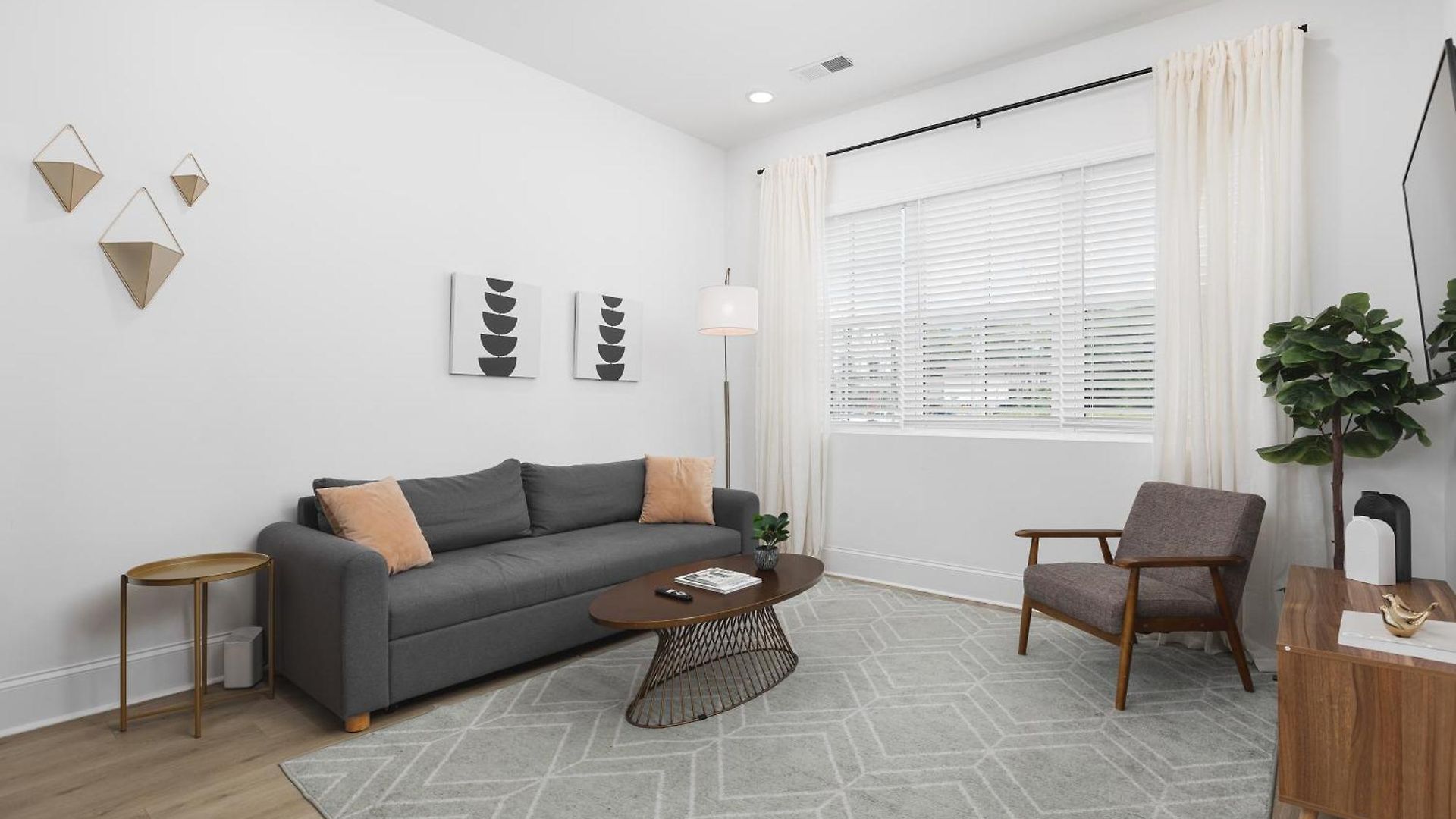 Luxury Design Condo, Close To Downtown Broadway & Coffee *