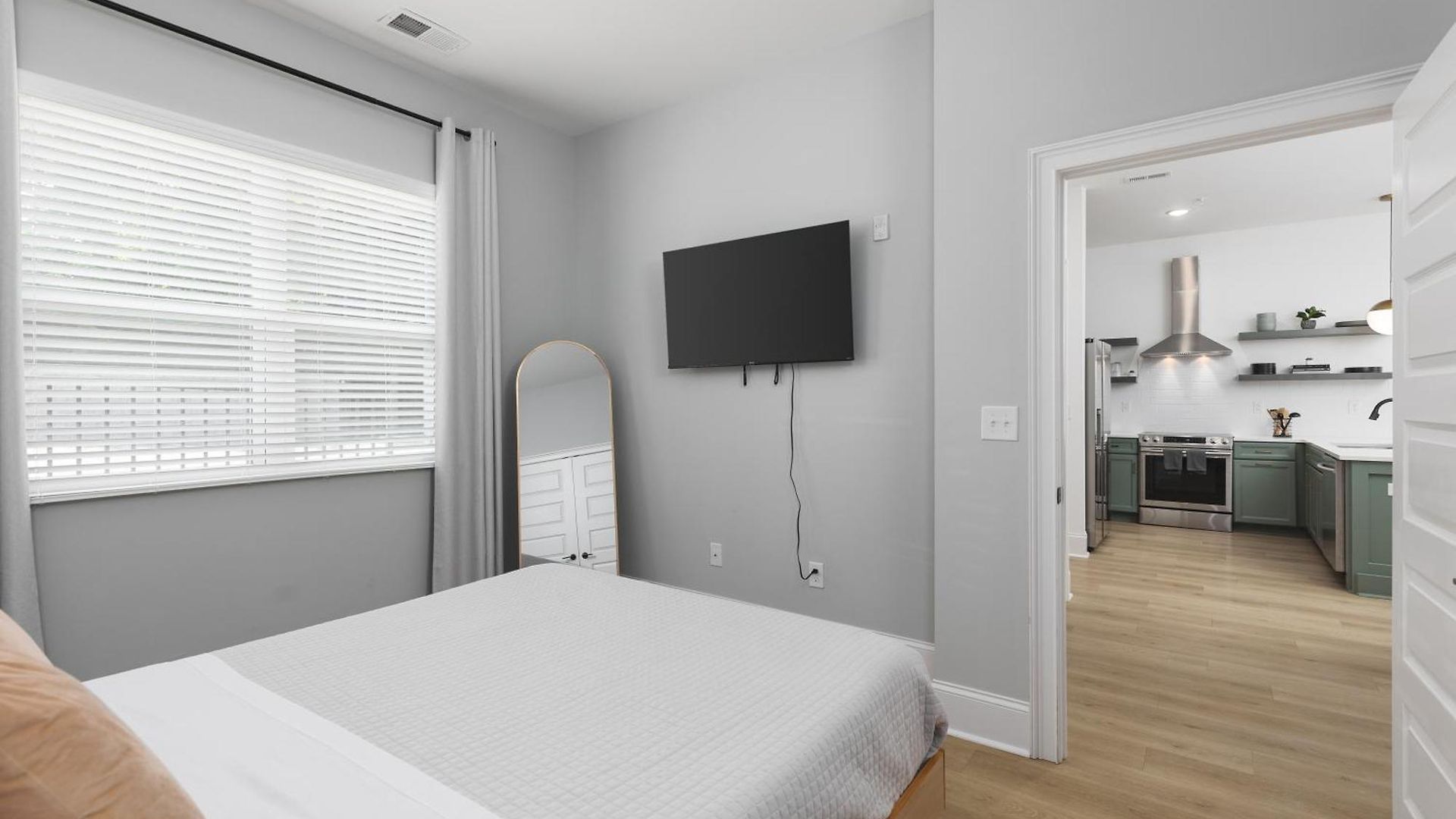 Luxury Design Condo, Close To Downtown Broadway & Coffee *