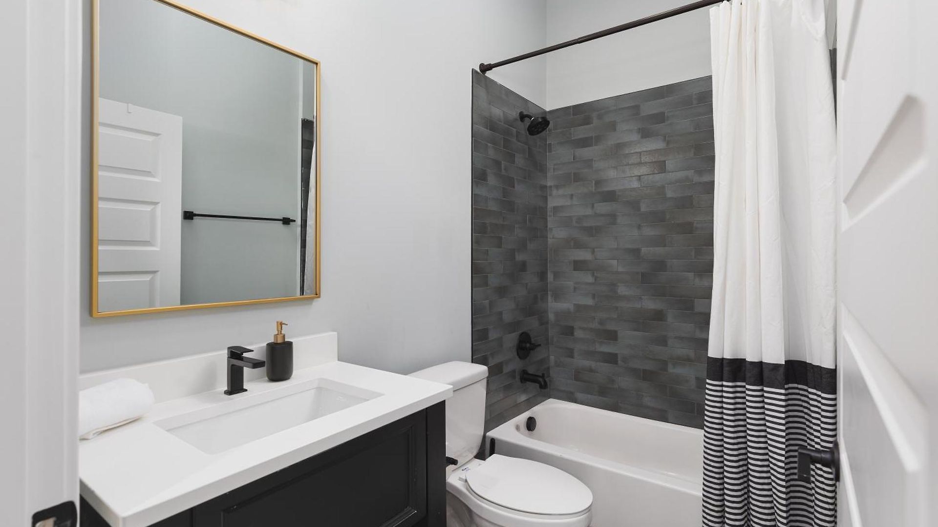 Luxury Design Condo, Close To Downtown Broadway & Coffee Apartment *
