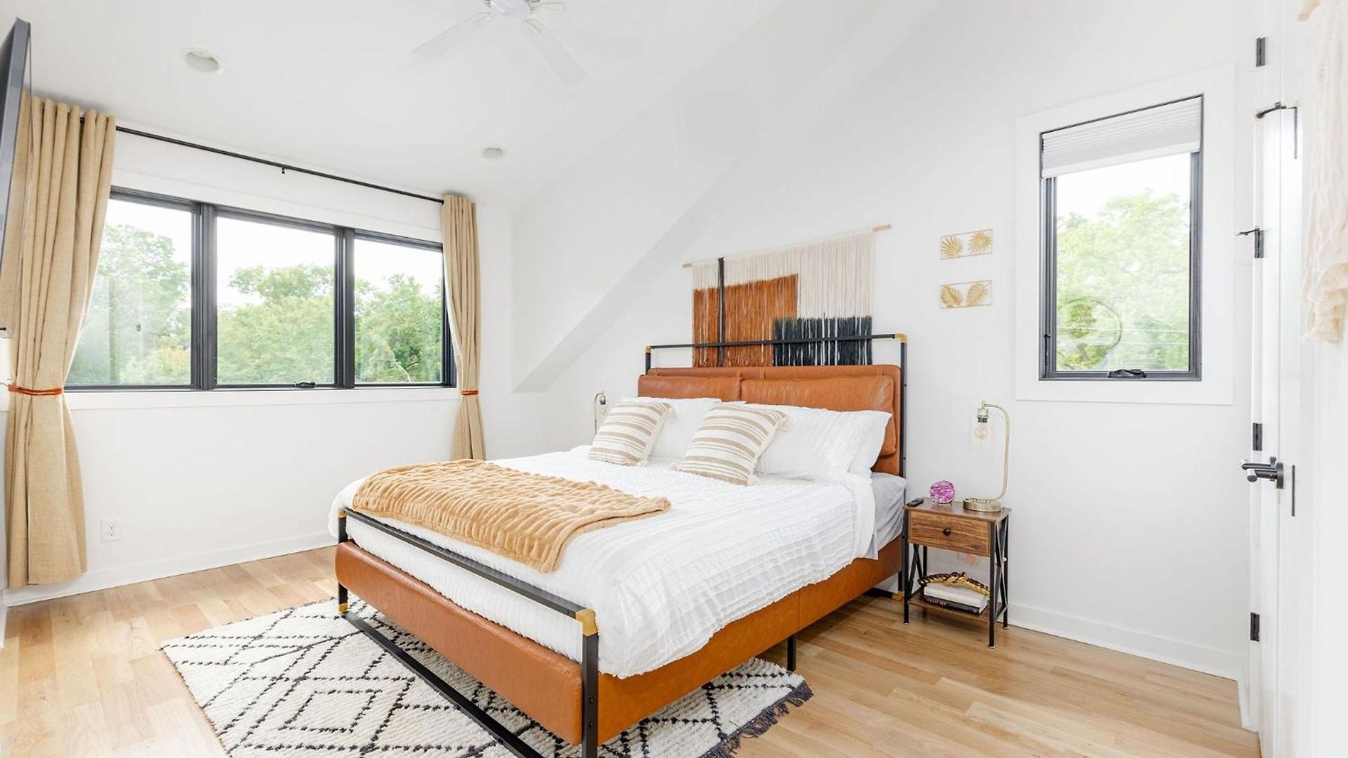 Extra Spacious 4 Bed / 4.5 Bath Music Row * Nashville
