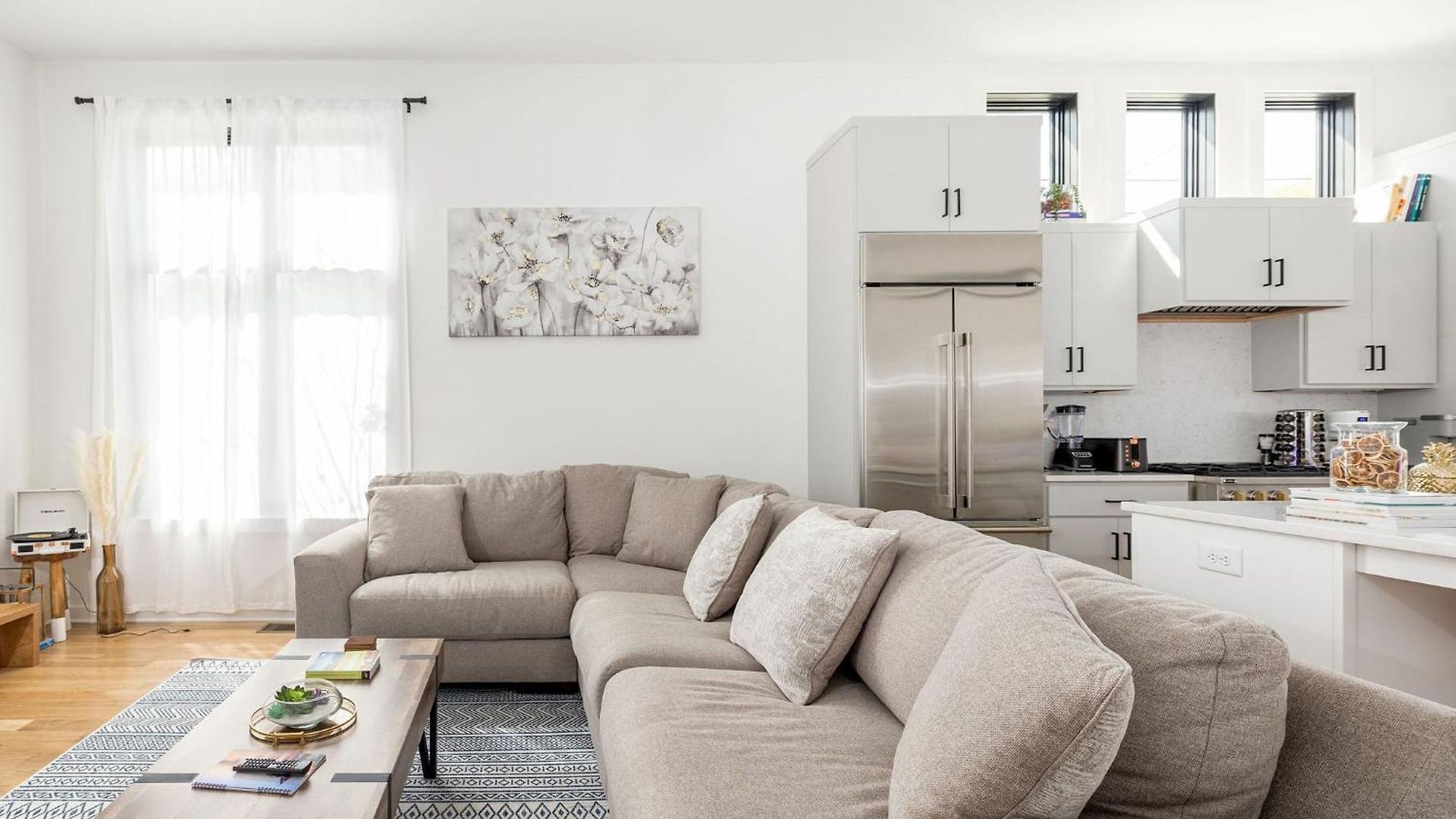 Extra Spacious 4 Bed / 4.5 Bath Music Row *
