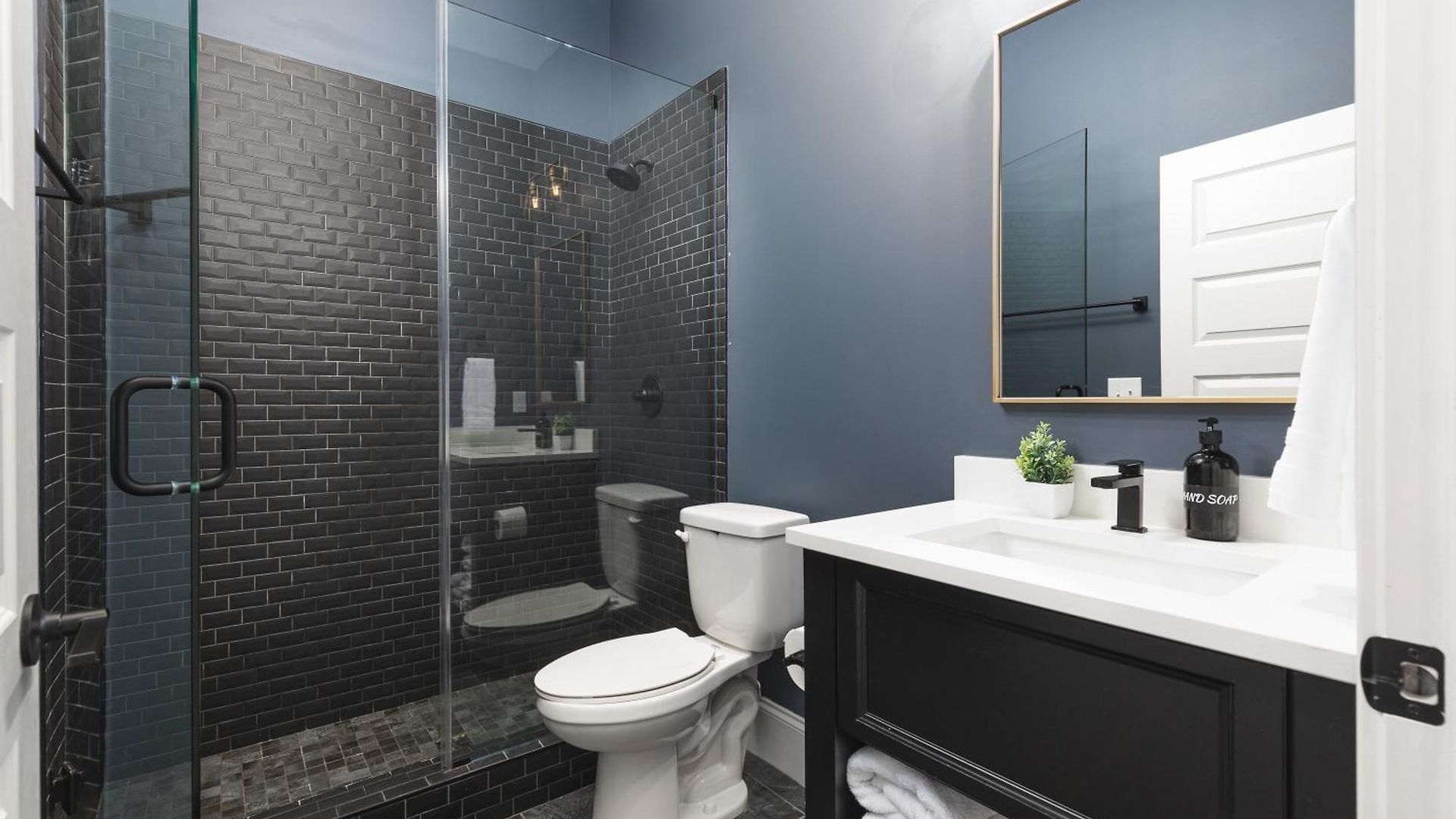 Modern Spacious With Parking By Downtown Broadway Nashville