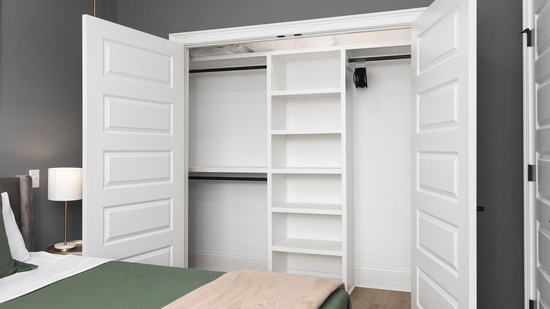 Modern Spacious With Parking By Downtown Broadway Apartment