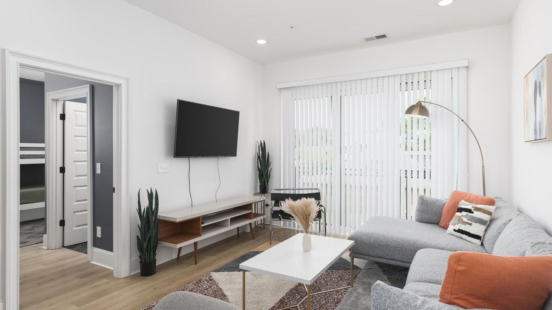Apartment Modern Spacious With Parking By Downtown Broadway Nashville