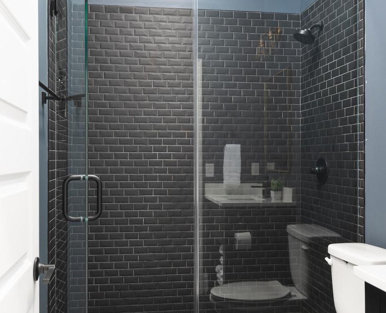 Modern Spacious With Parking By Downtown Broadway Apartment