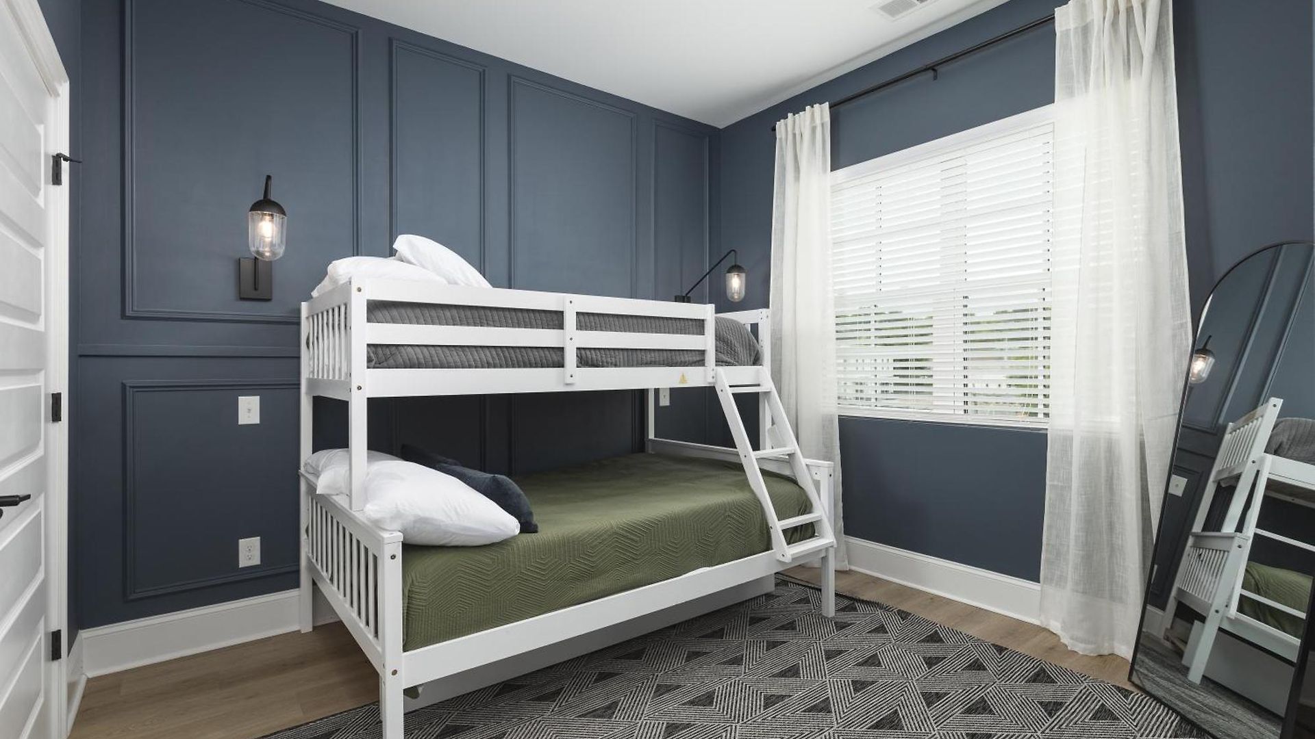 Modern Spacious With Parking By Downtown Broadway *