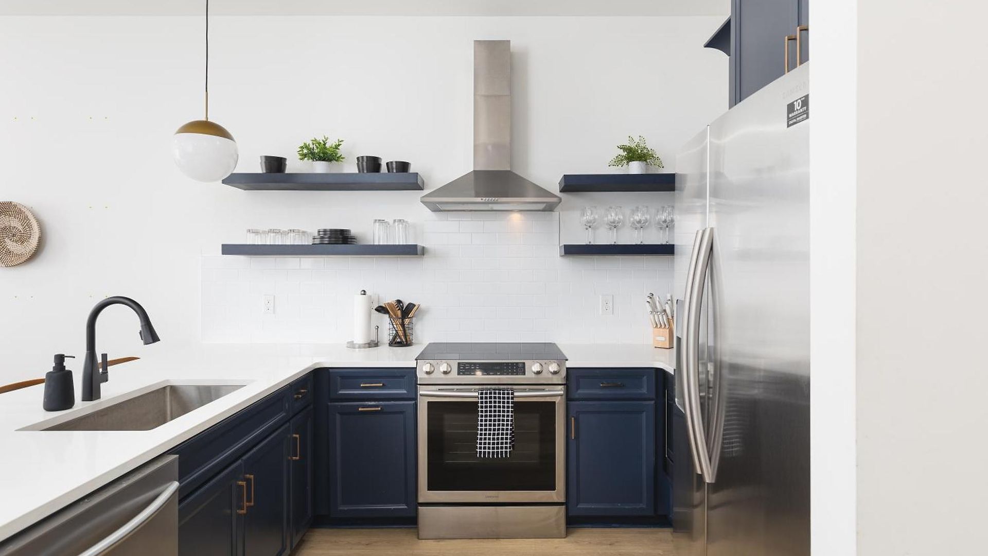Modern Spacious With Parking By Downtown Broadway Apartment
