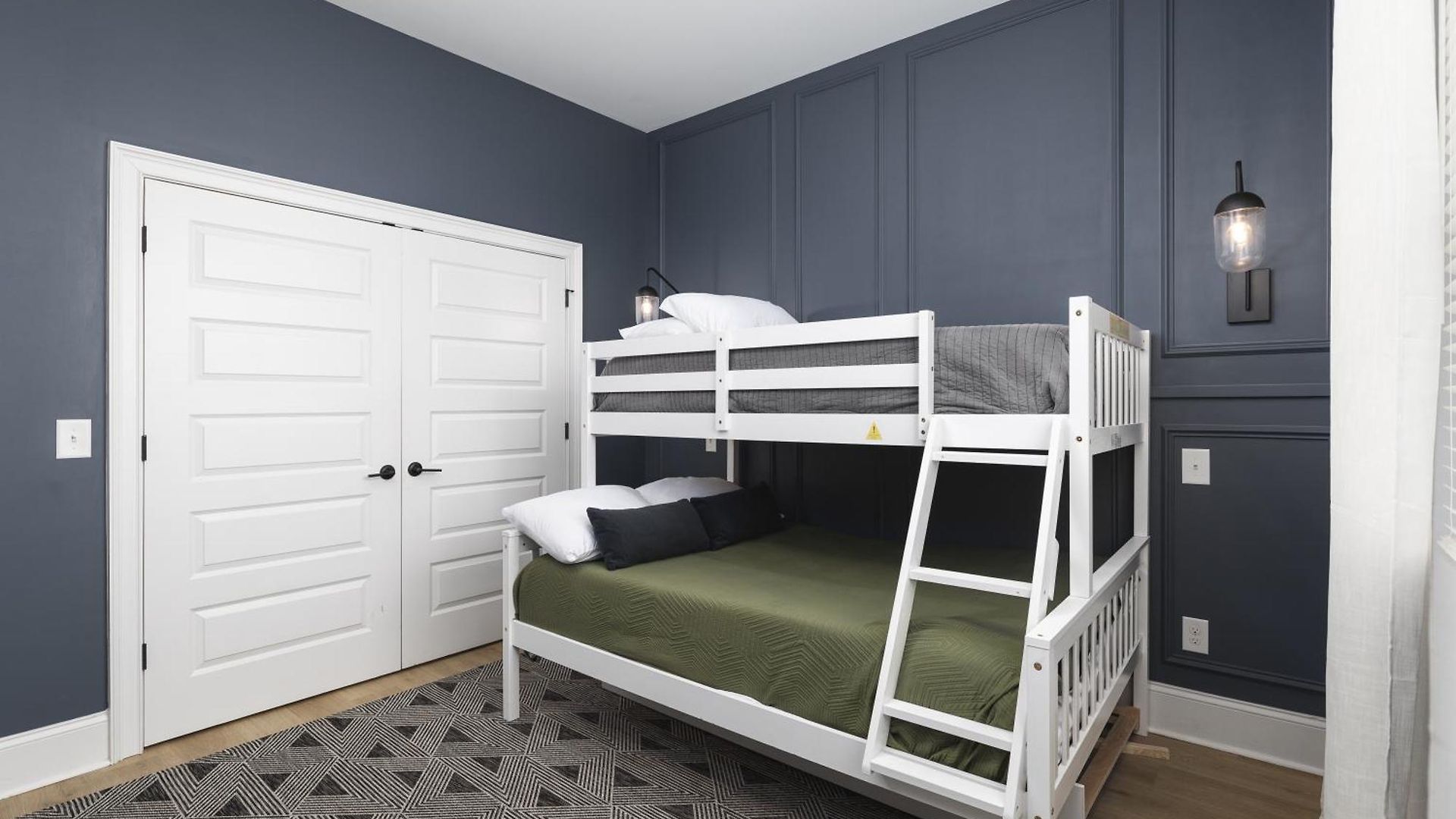 Modern Spacious With Parking By Downtown Broadway