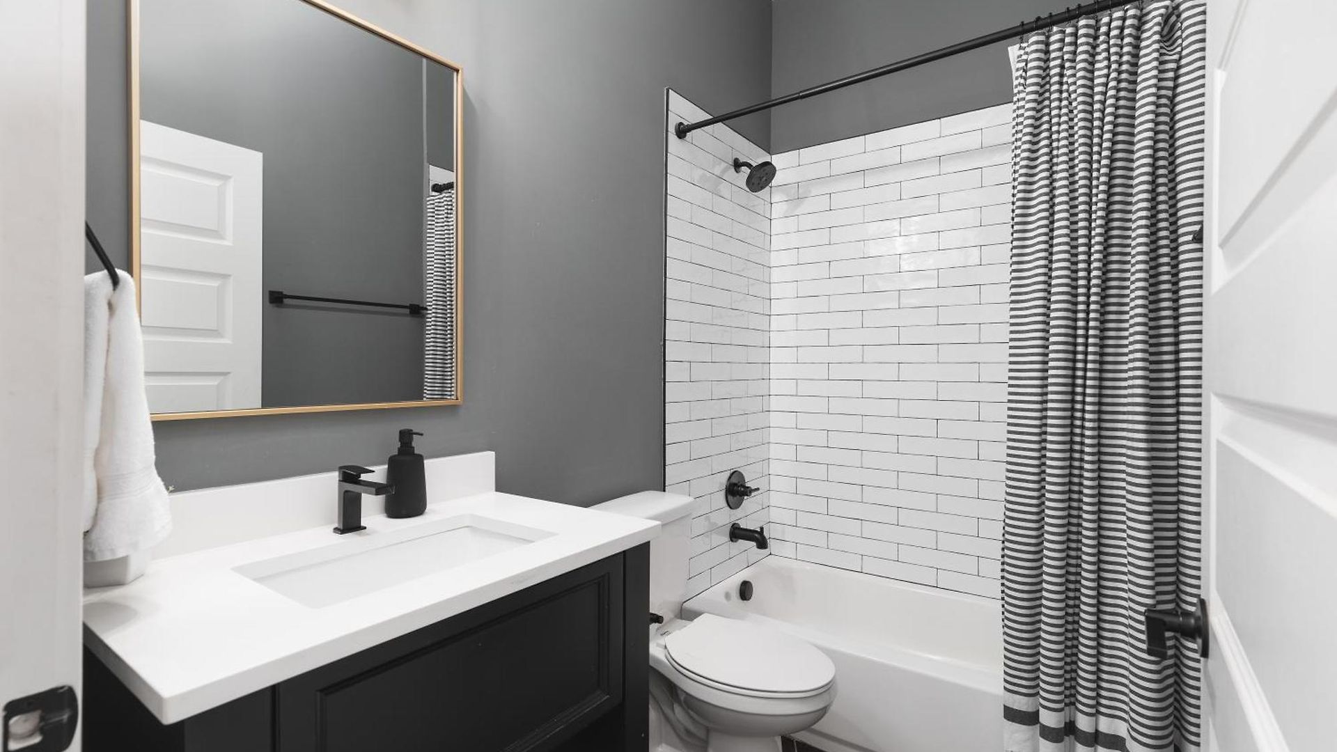 Modern Spacious With Parking By Downtown Broadway * Nashville