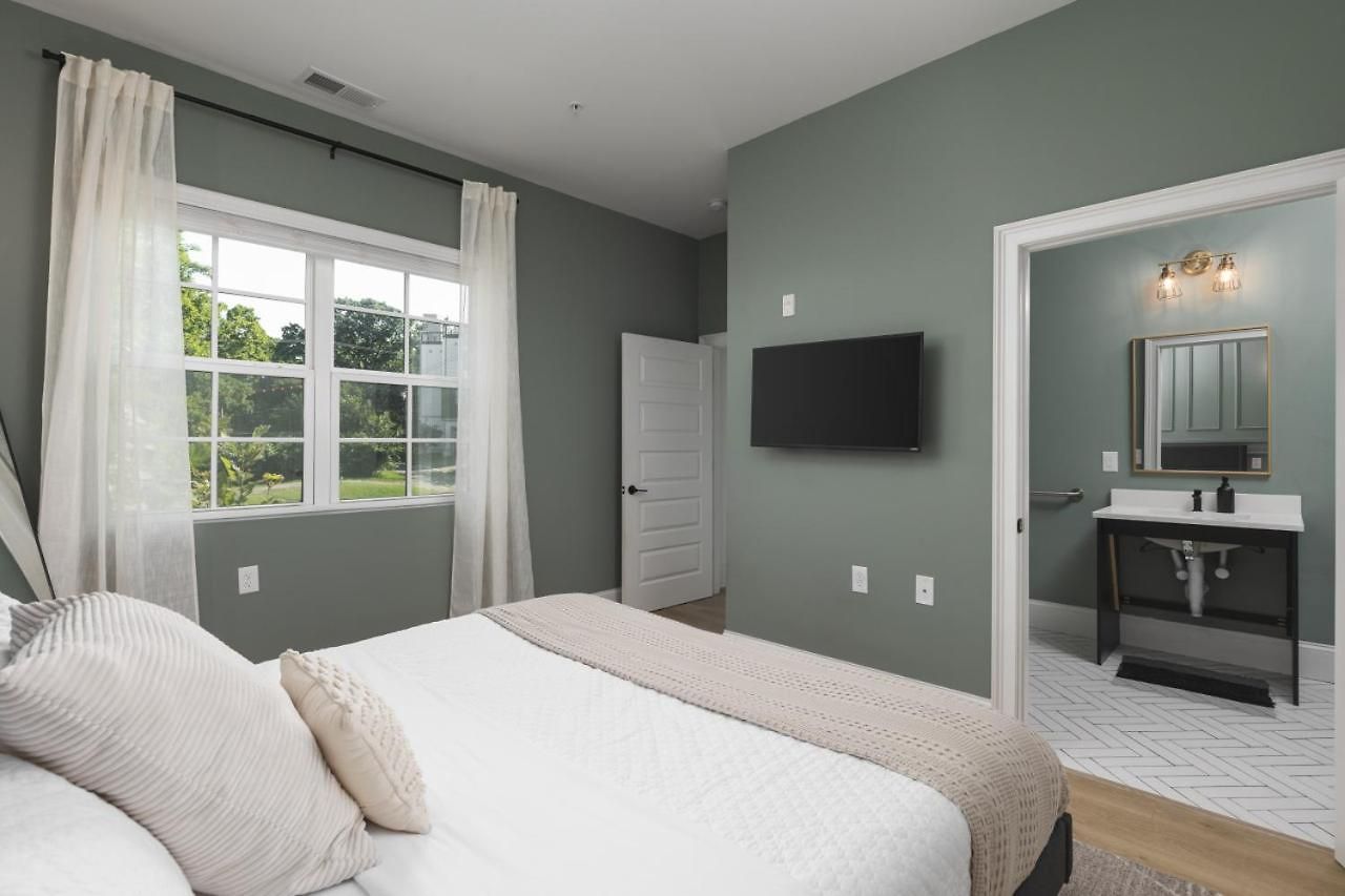 Apartment Trendy Spacious Condo, Walk To Coffee And Restaurants *
