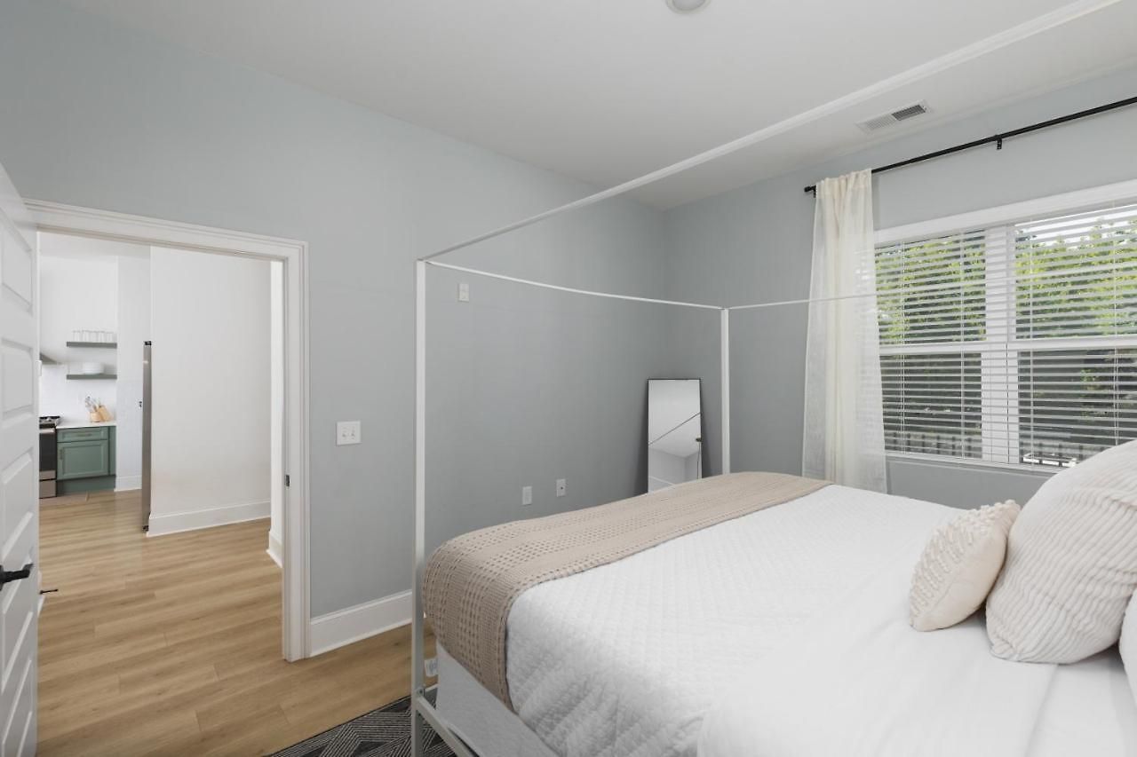 Apartment Trendy Spacious Condo, Walk To Coffee And Restaurants *