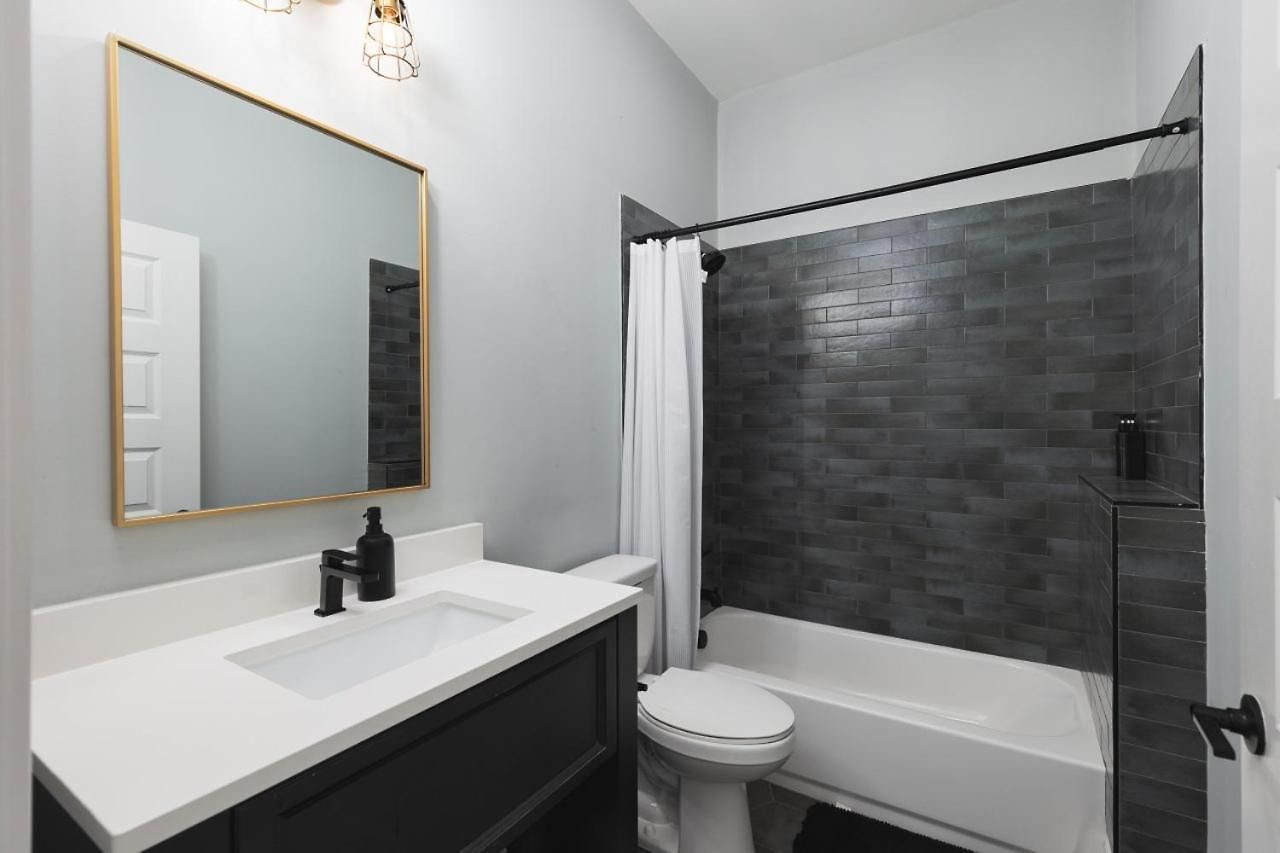 Trendy Spacious Condo, Walk To Coffee And Restaurants Apartment *