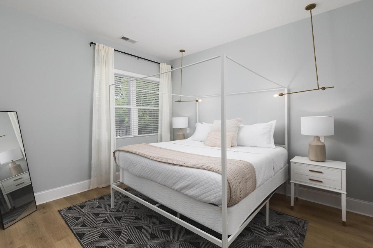 Trendy Spacious Condo, Walk To Coffee And Restaurants Apartment *