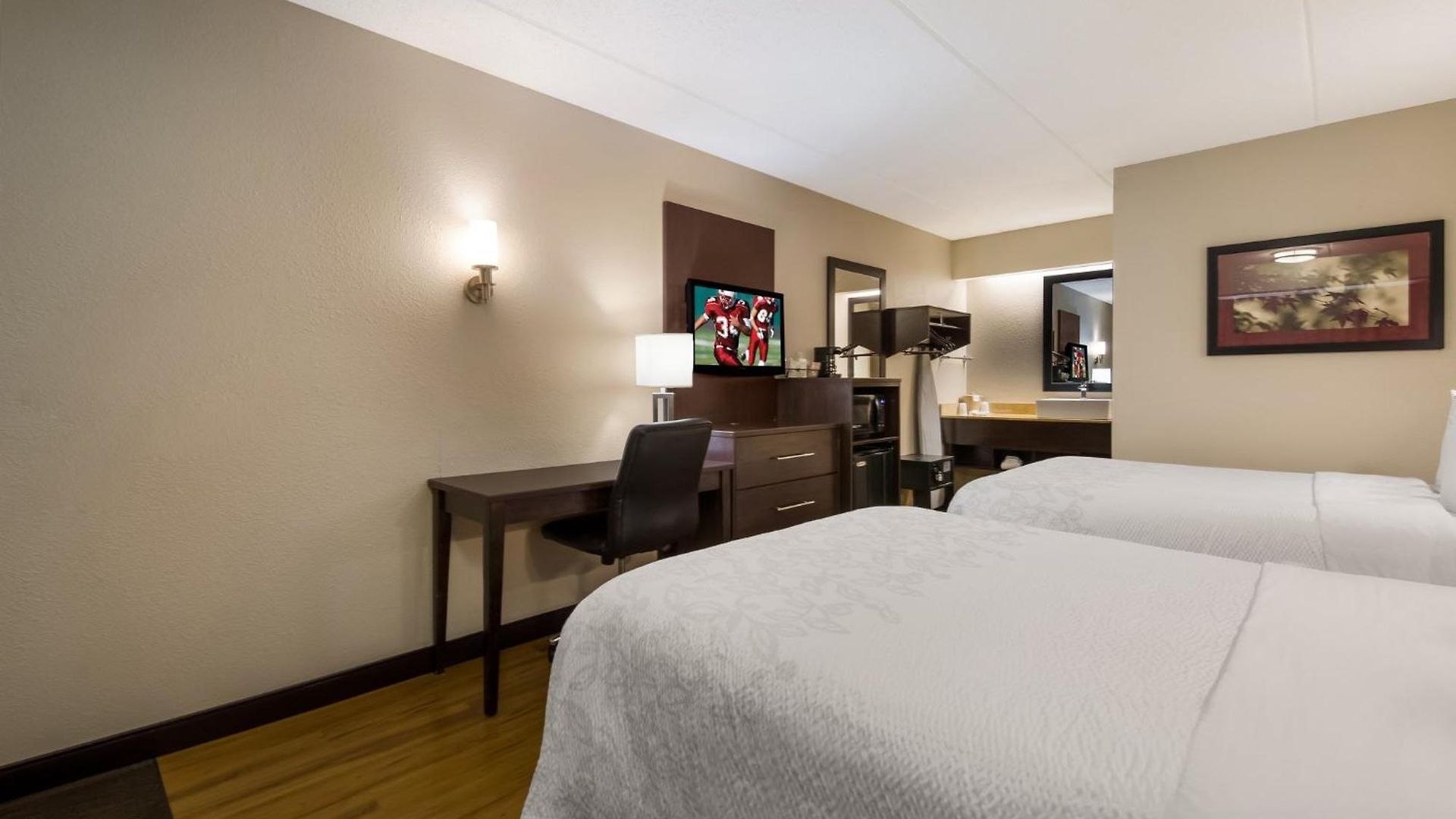 Hotel Red Roof Plus+ Airport 3*