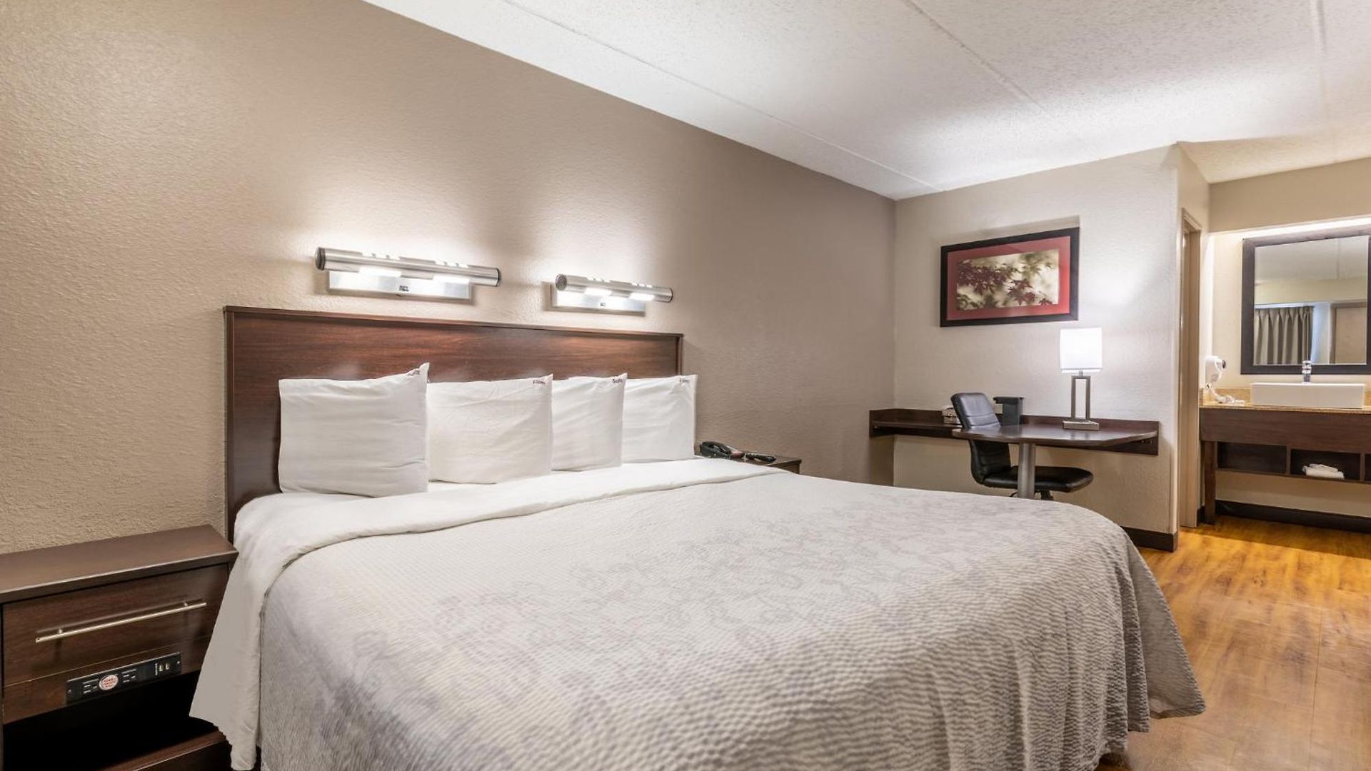 Hotel Red Roof Plus+ Airport 3*