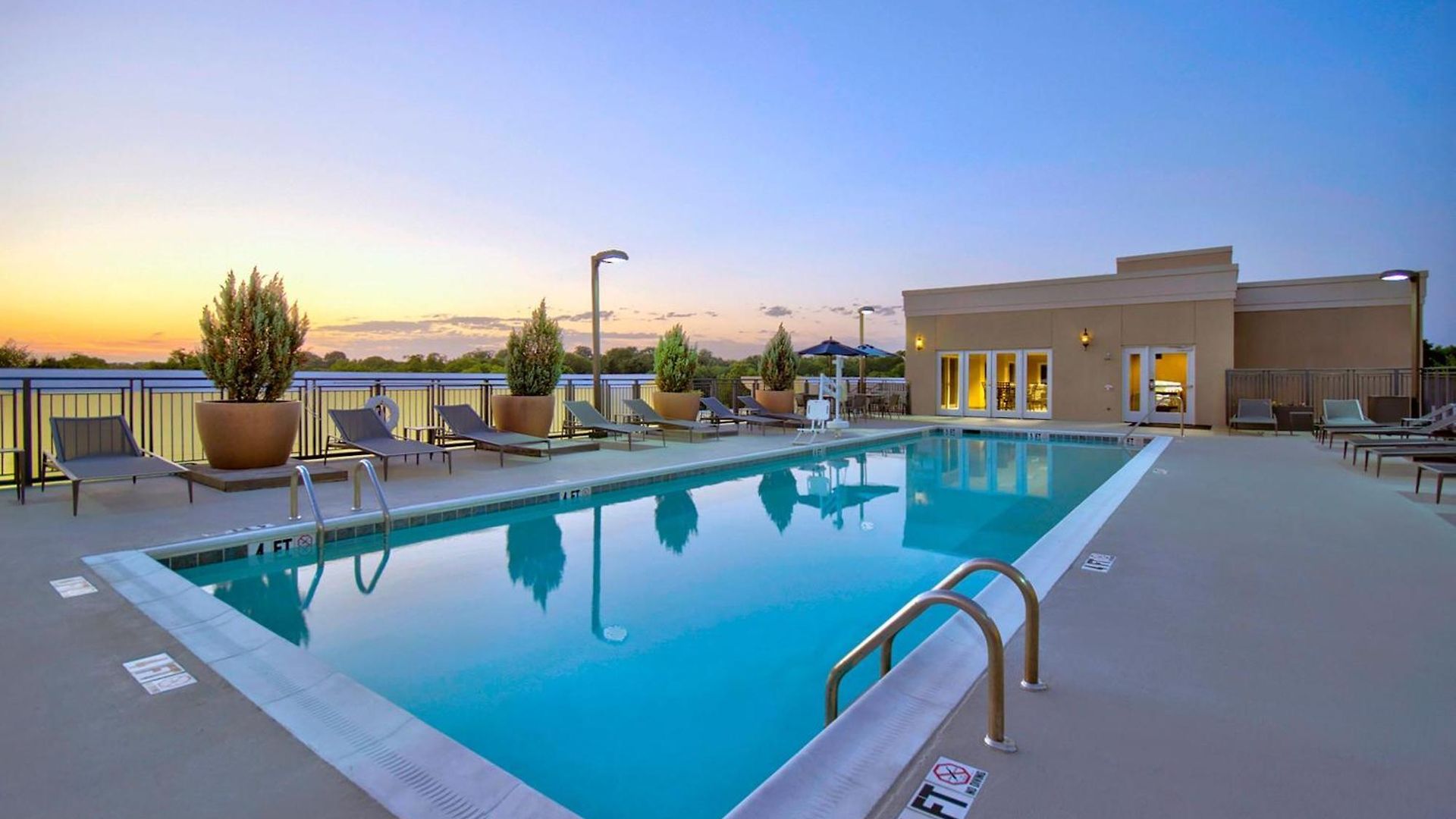 Courtyard By Marriott Hills 3*