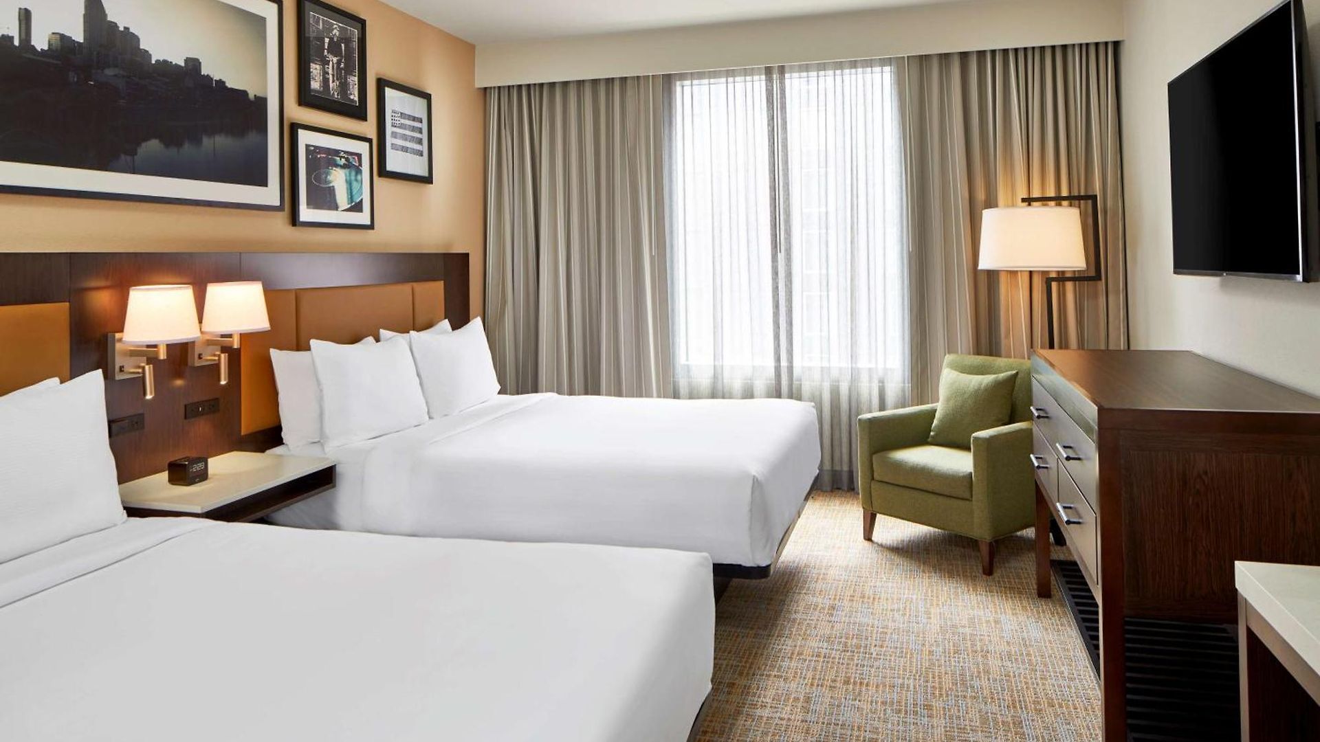 Hotel Embassy By Hilton Downtown