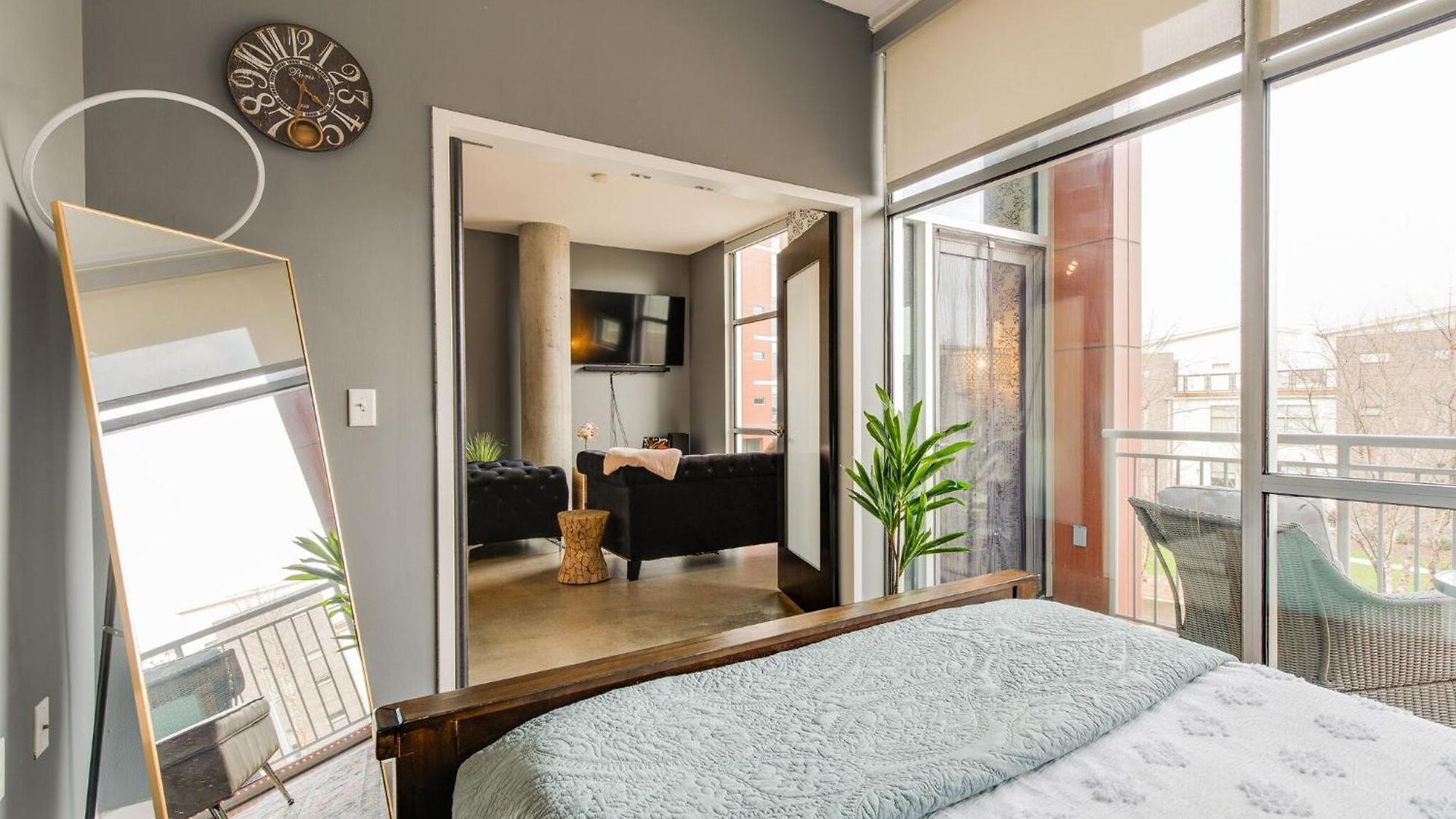 Longterm Just Across The River From Downtown- Fully Equipped For Long Term Holiday home *