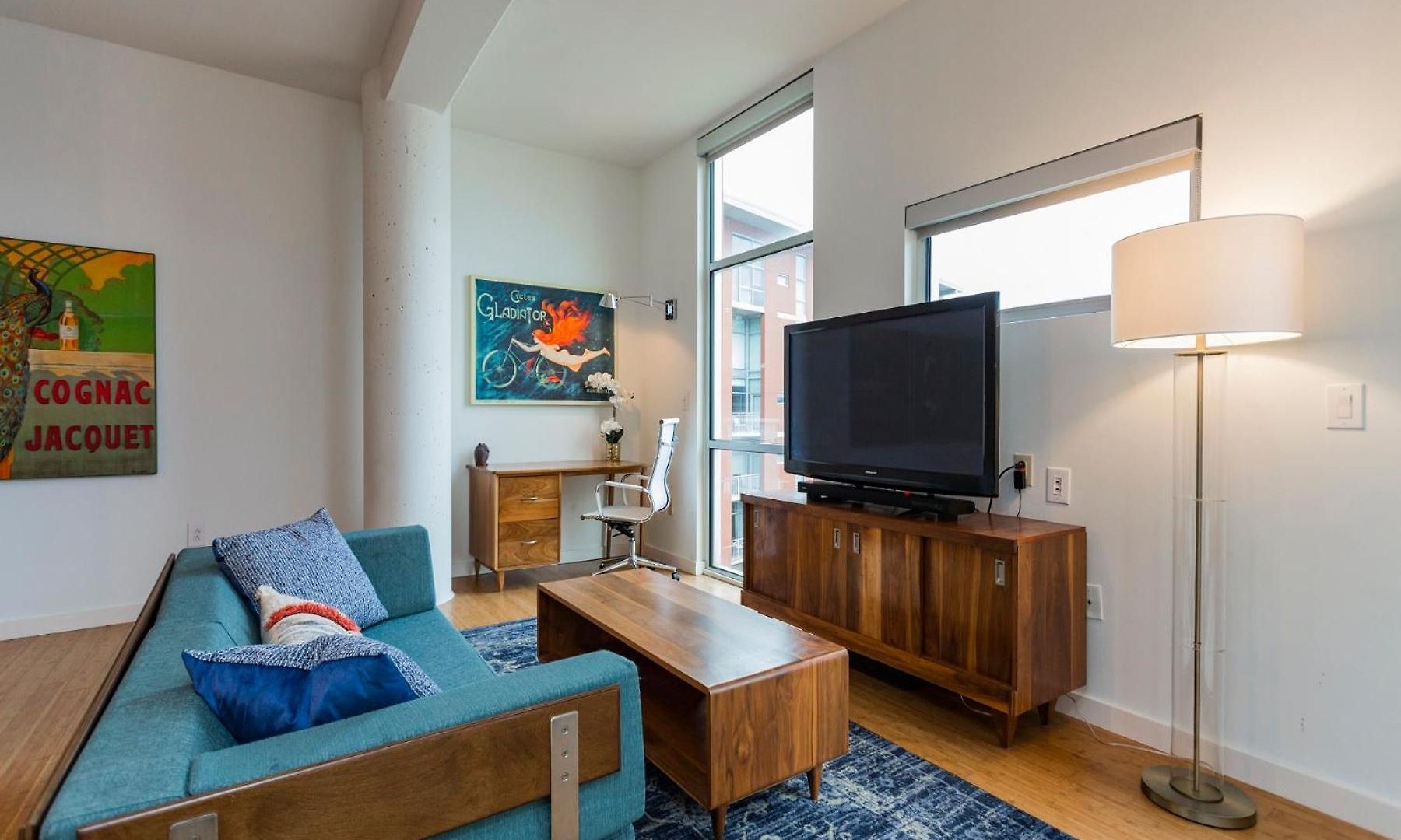 Artsy Extended Retreat Downtown Holiday home *