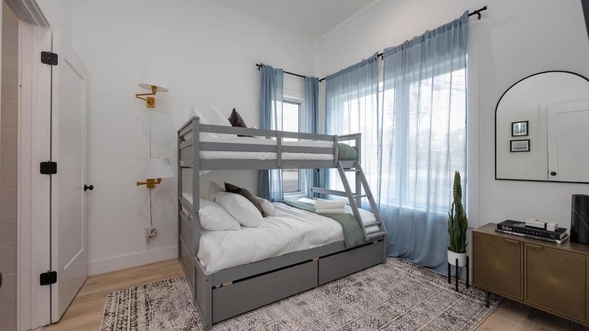 Holiday home - 1400 Napoleon St.