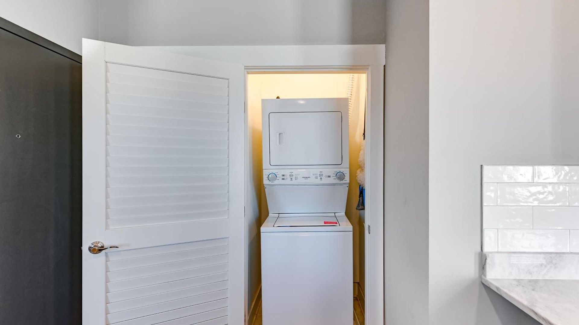 Modern Condo: Walk To Local Breweries! Holiday home