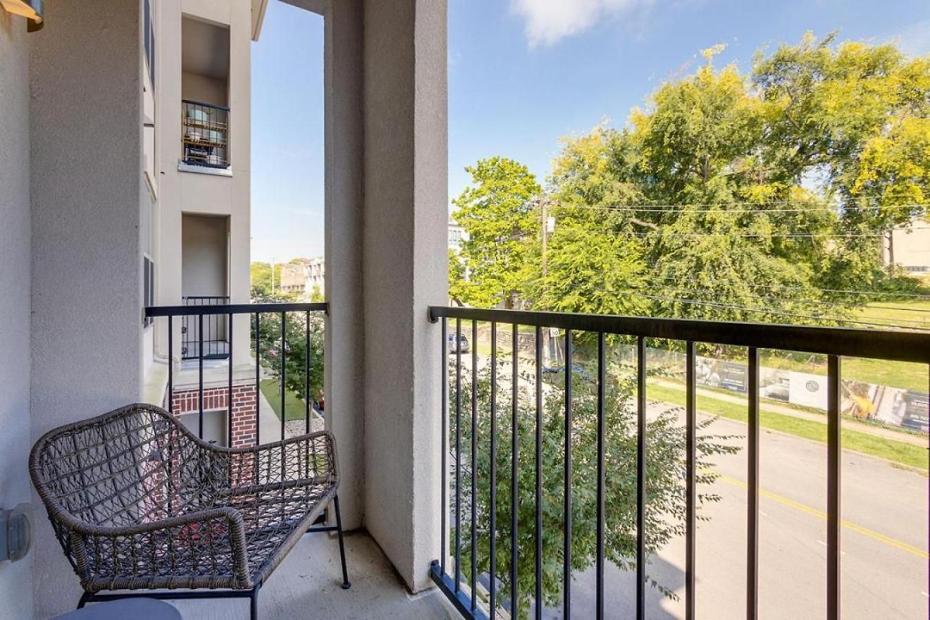 Apartment Landing Modern With Amazing Amenities *