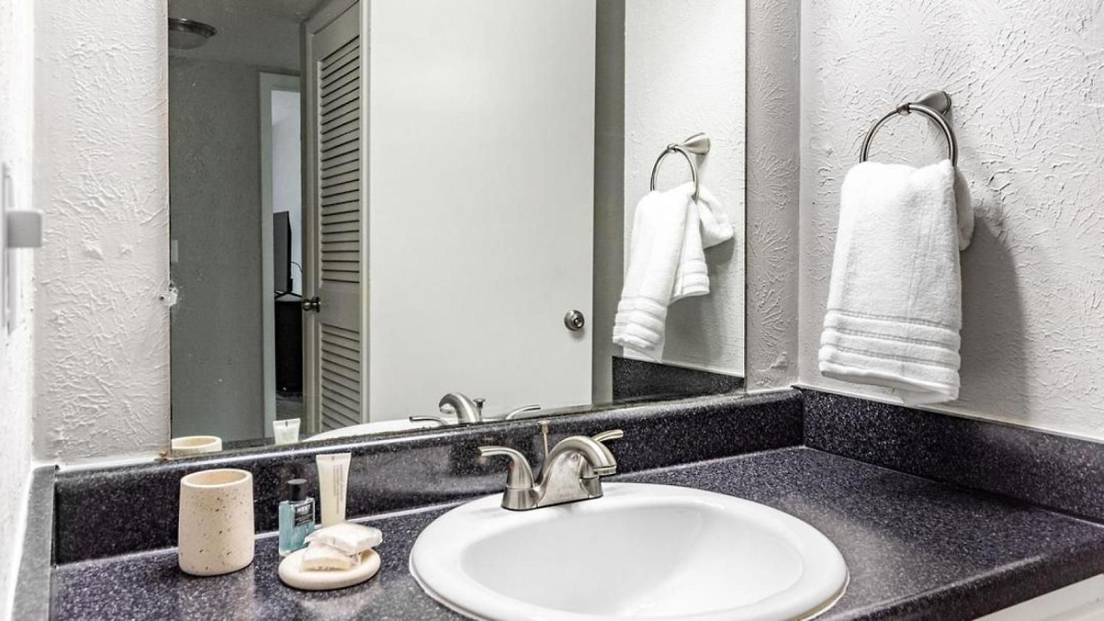 Apartment Landing Modern With Amazing Amenities