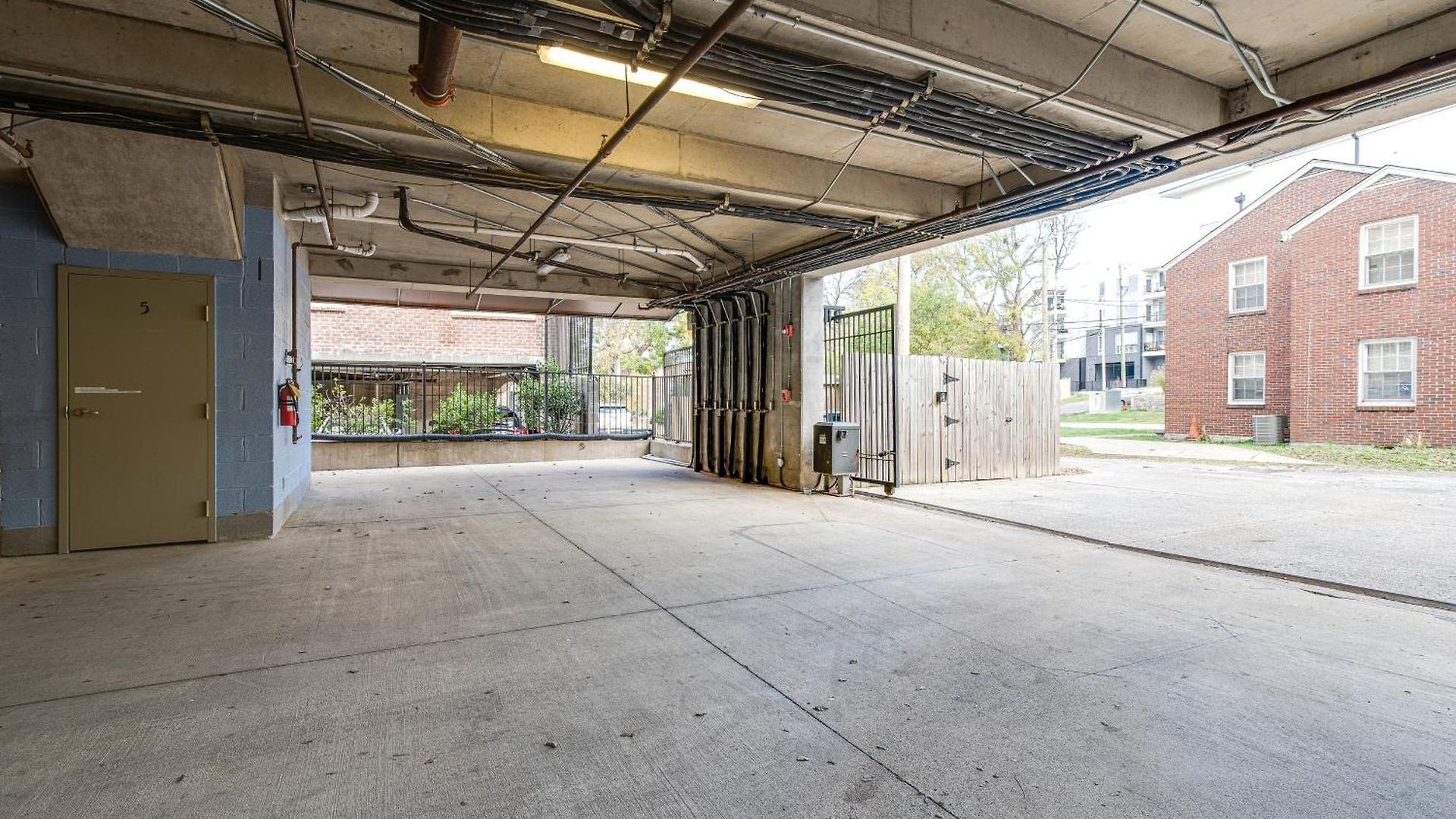 Lipstick & Boots - Luxury 3-level With Private Garage Near Music Row Apartment