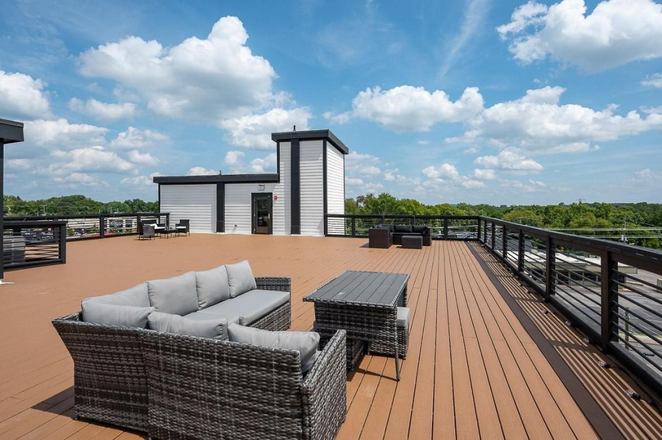 2-bedroom Penthouse With Rooftop & Free Parking *