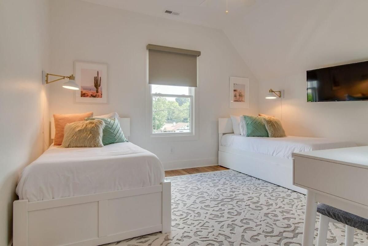 Charming East Duplex For 20 *