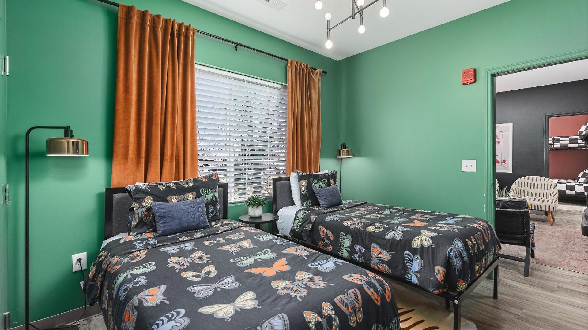 Near Downtown Walk To Restaurants, Bars & Music Apartment