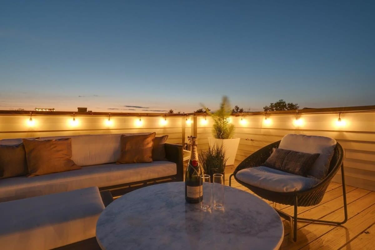 Luxury Townhouse With Rooftop Deck Less Than 10 Mins To Downtown *