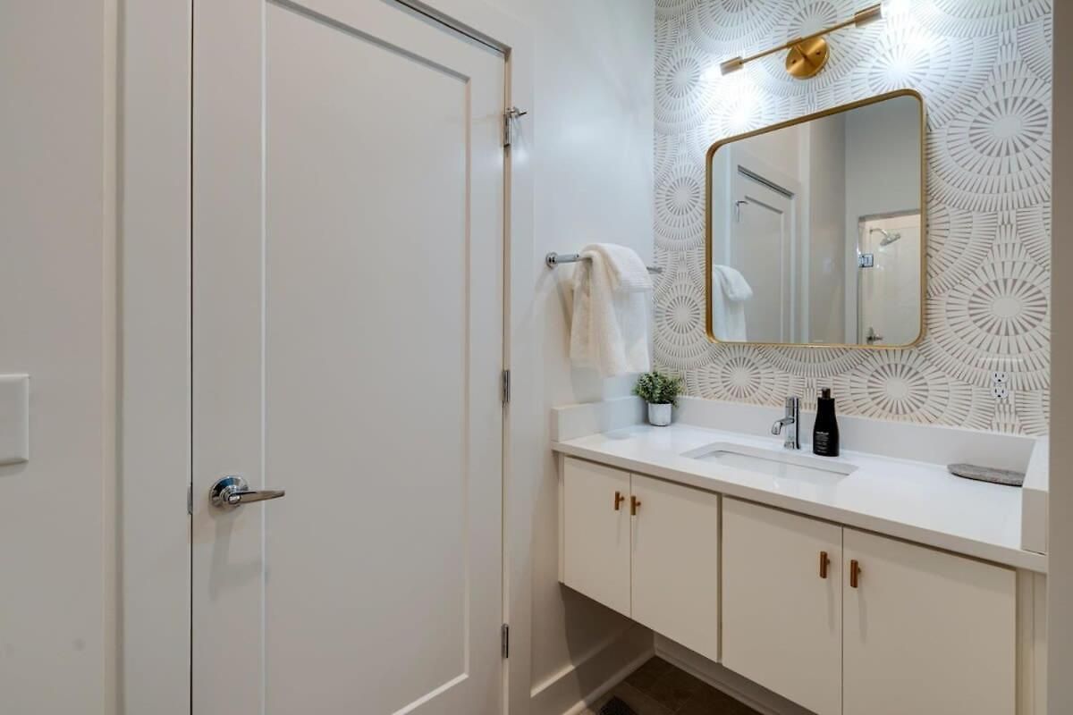 Luxury Townhouse With Rooftop Deck Less Than 10 Mins To Downtown