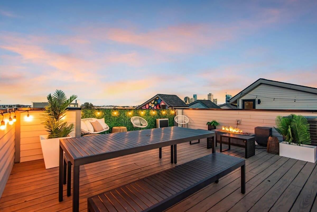 Luxury Townhouse With Rooftop Deck Less Than 10 Mins To Downtown Holiday home *