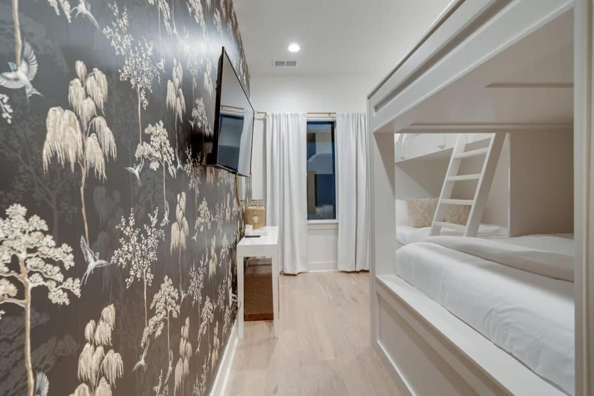 Luxury Townhouse With Rooftop Deck Less Than 10 Mins To Downtown *